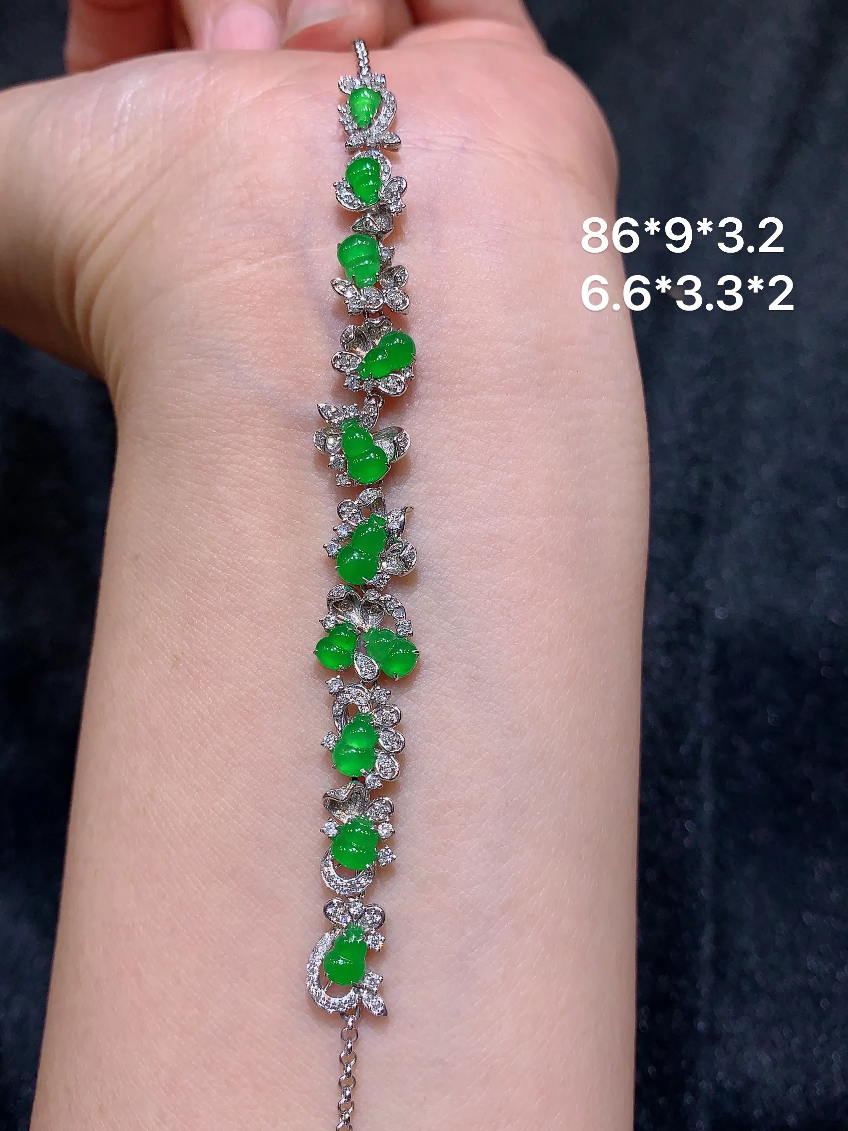 18K金钻镶嵌满绿葫芦手链 玉质细腻 色泽艳丽 款式新颖时尚精美 亮眼周长18整体尺寸86*9*3.2