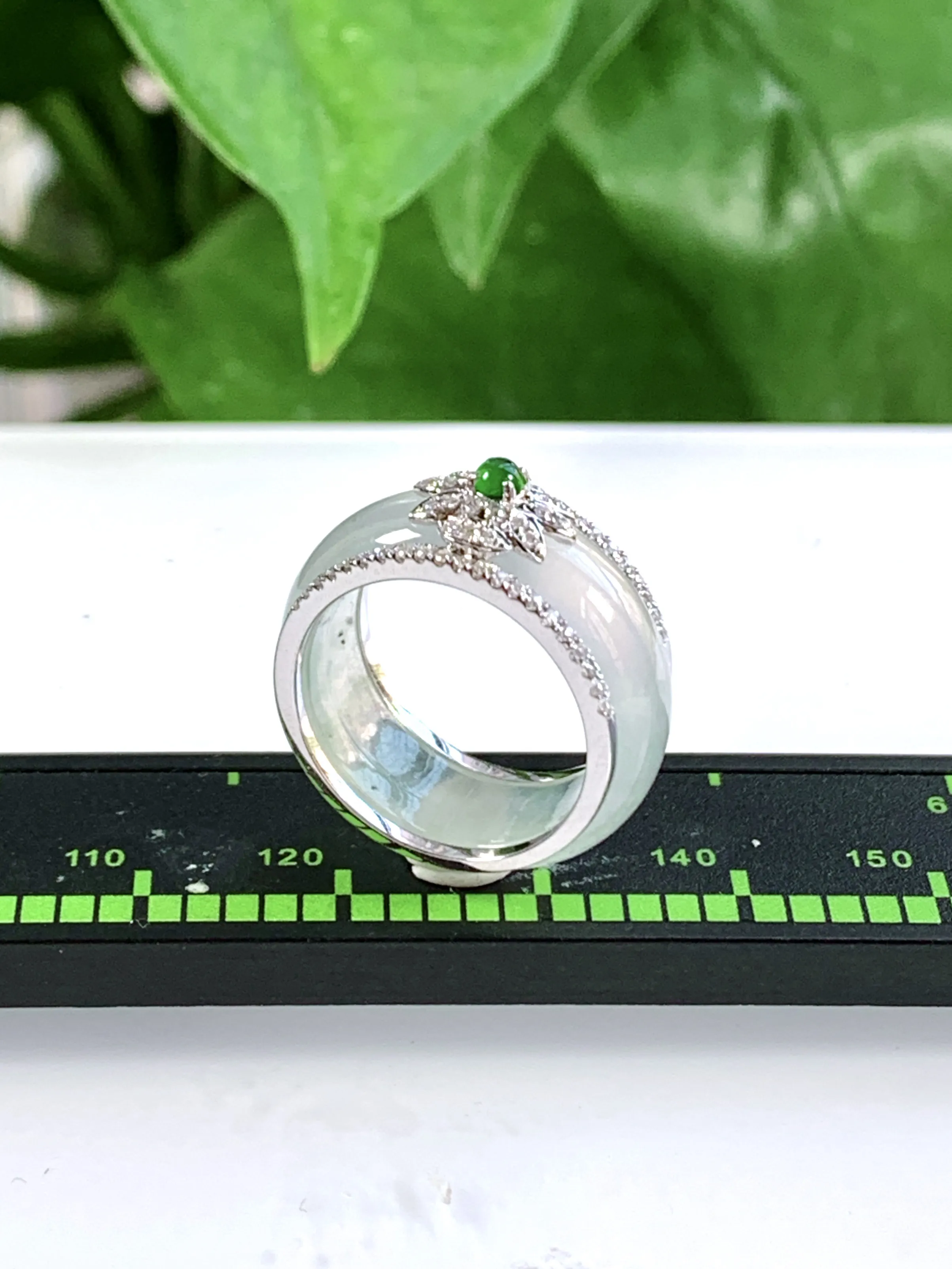 缅甸天然翡翠A货，18K金豪华镶嵌冰种起光起胶指环戒指，尺寸：圈口内径15.2mm=9号，宽厚8.5