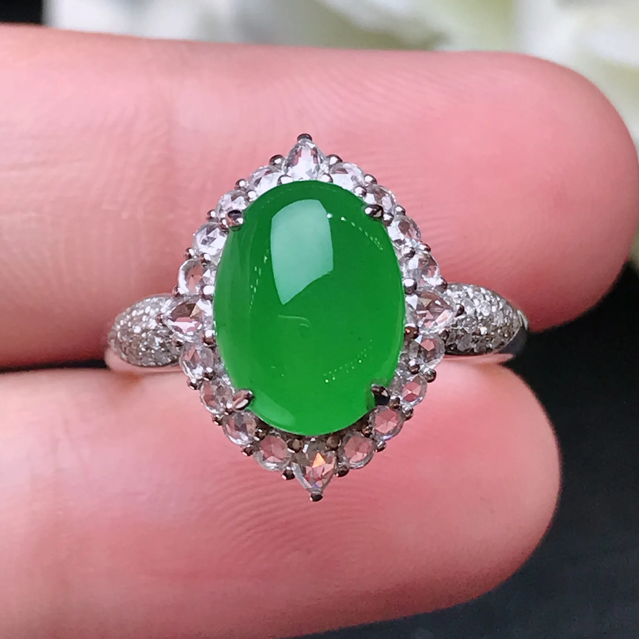 严选推荐戒指，老坑冰种满色绿蛋面戒指，18k金钻镶嵌而成，简约时尚，品相佳，佩戴效果佳，尽显气