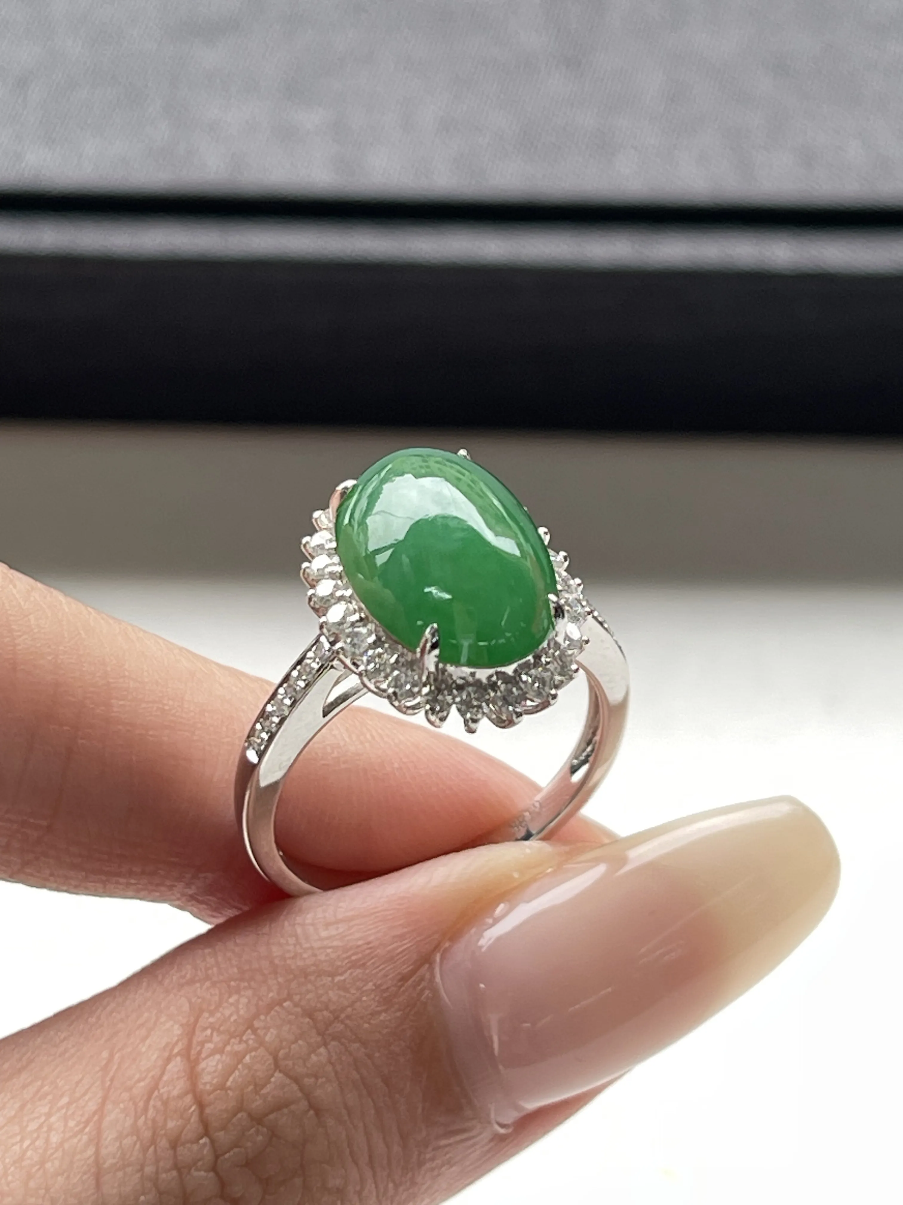 翡翠冰糯种绿色戒指，印记：G18K 镶钻