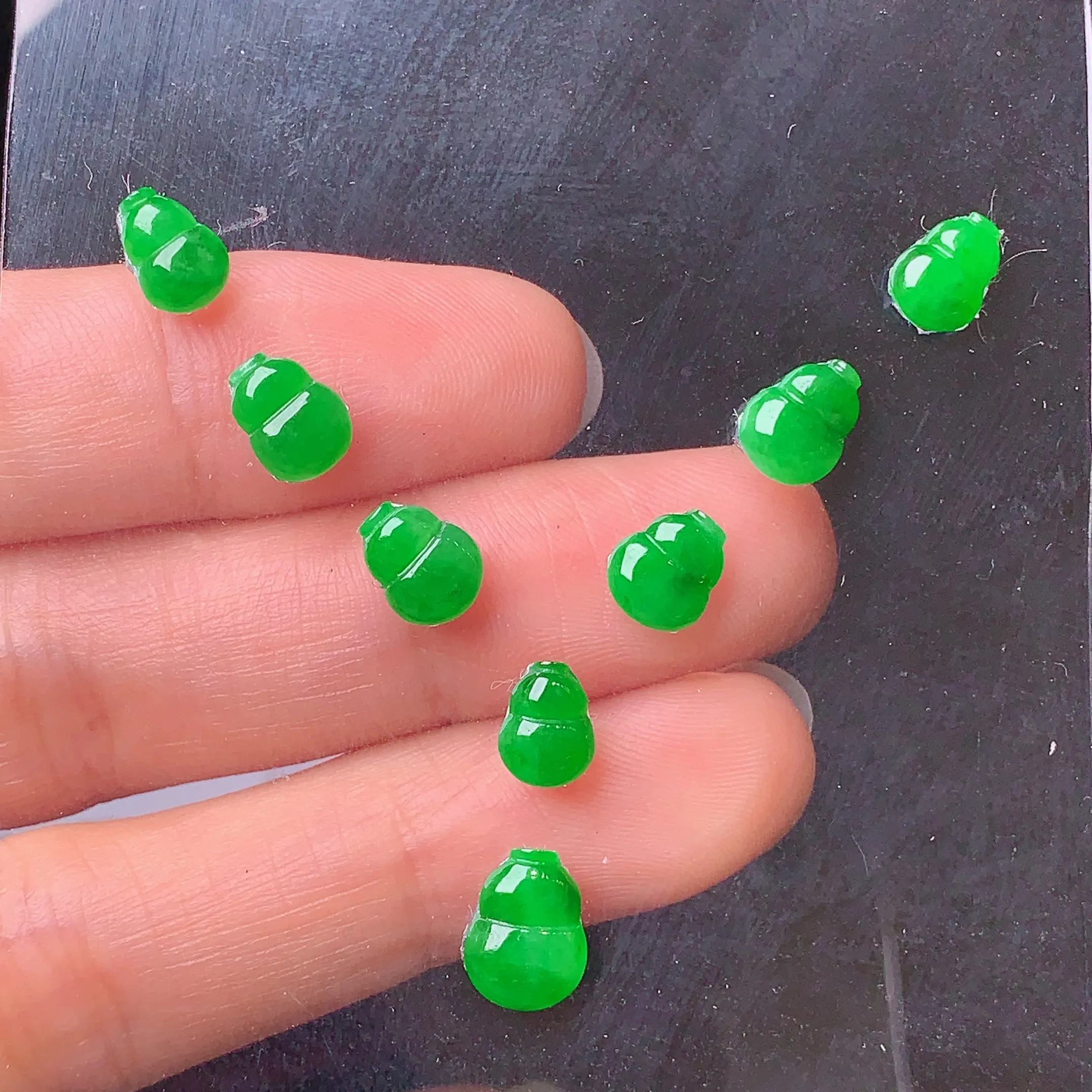 镶嵌款 满绿葫芦一手 玉质细腻 水润透亮 色泽艳丽 取一尺寸6.8*6.5*2.5