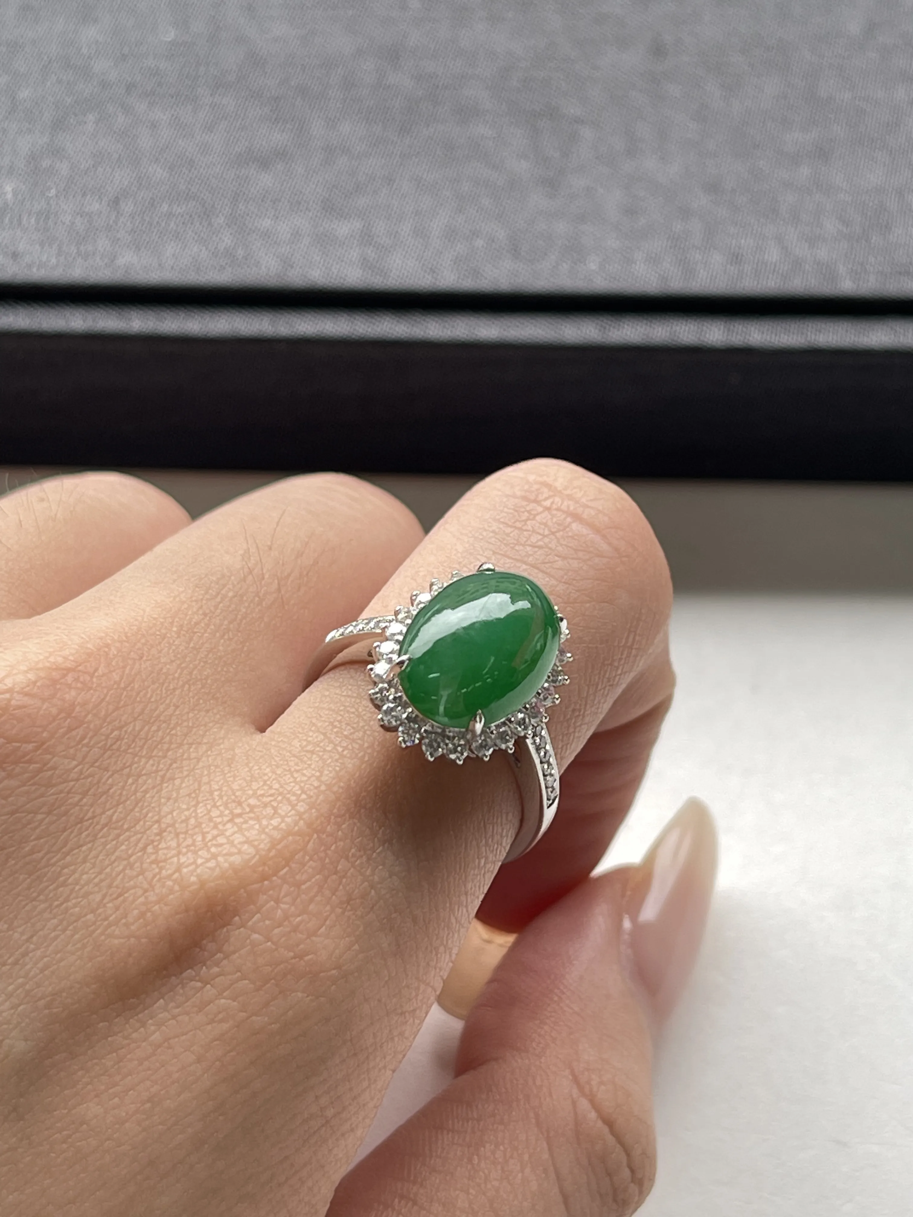 翡翠冰糯种绿色戒指，印记：G18K 镶钻