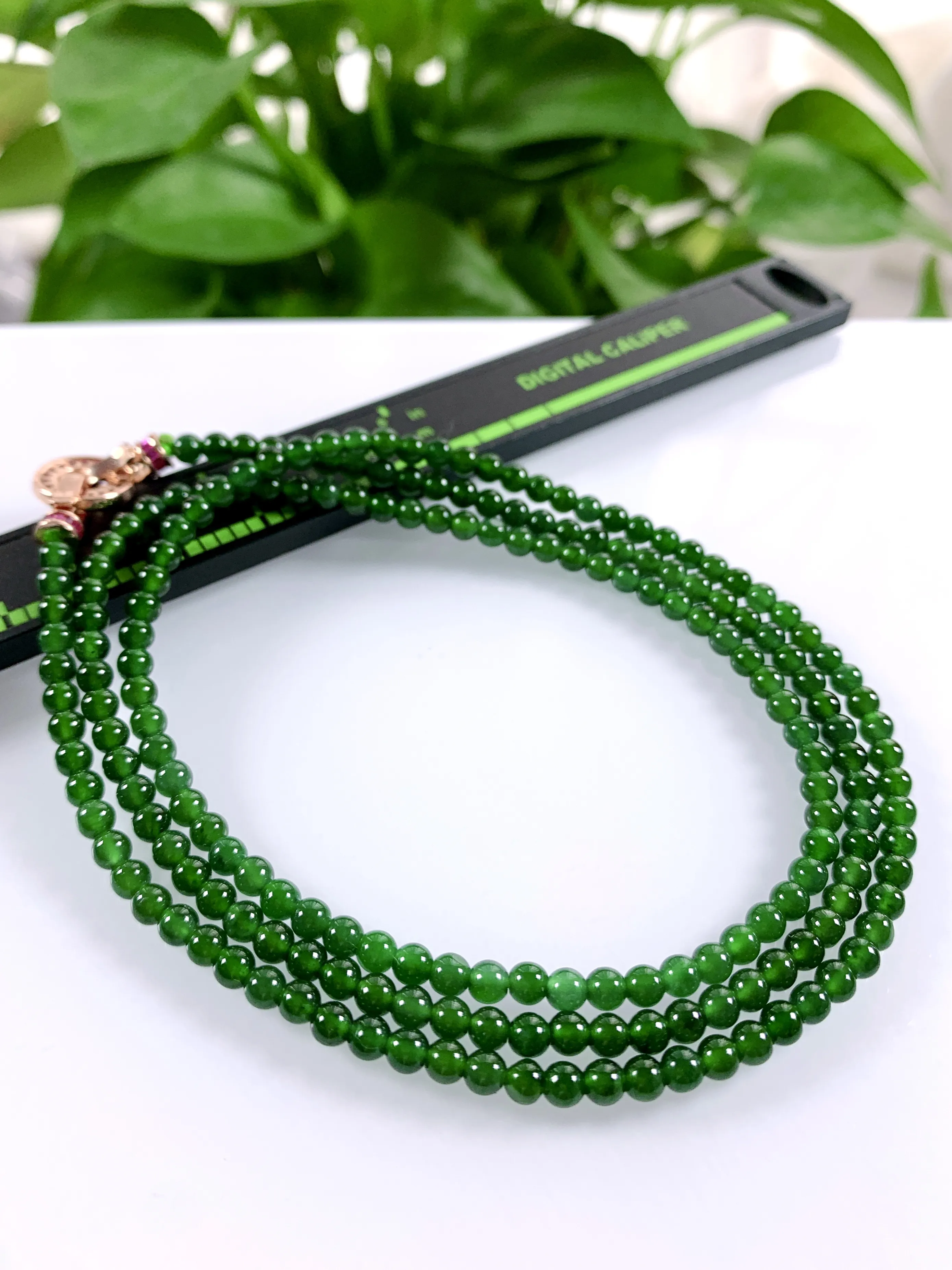天然翡翠A货，冰种起胶满绿辣阳绿小圆珠小米珠项链手链，尺寸：3.8mm，长度690mm，重量：18.