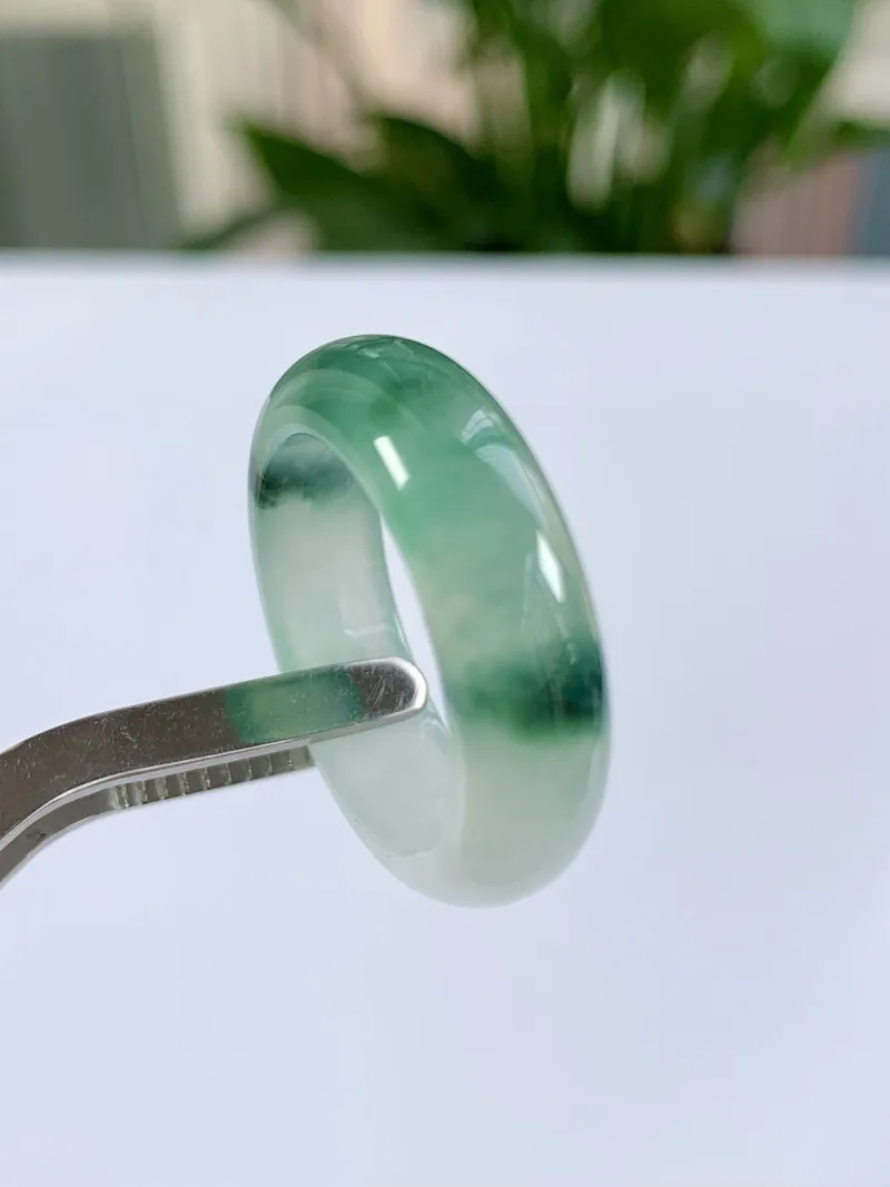 缅甸天然翡翠A货，7冰种起胶飘绿花指环戒指，尺寸：圈口内径17.8mm，宽厚6.4/3.5mm