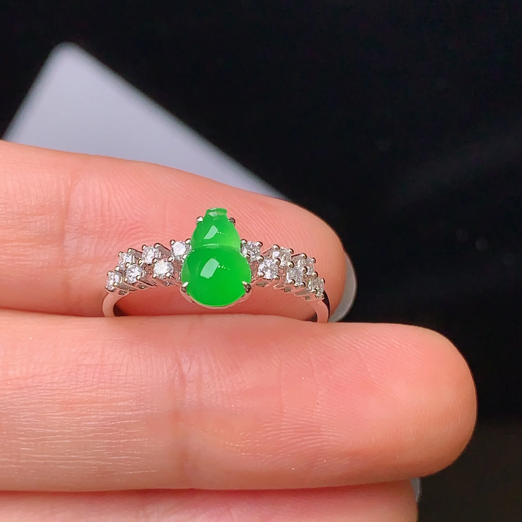 18k金钻镶嵌满绿葫芦戒指 玉质细腻 色泽艳丽 款式新颖时尚唯美 圈口14.5 裸石尺寸7.5*5.