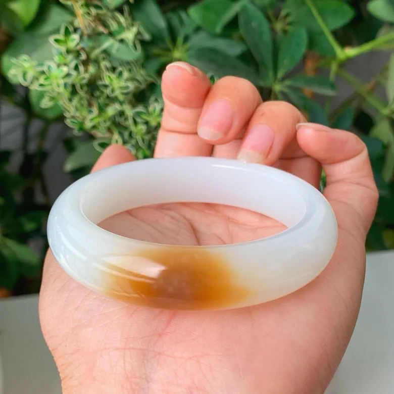 新疆且末糖一口糖羊脂白玉手镯。 圈口56条宽14厚9重62.8克。 白度一级。 玉质细腻油润。 手推出油。 佩戴高端典雅。