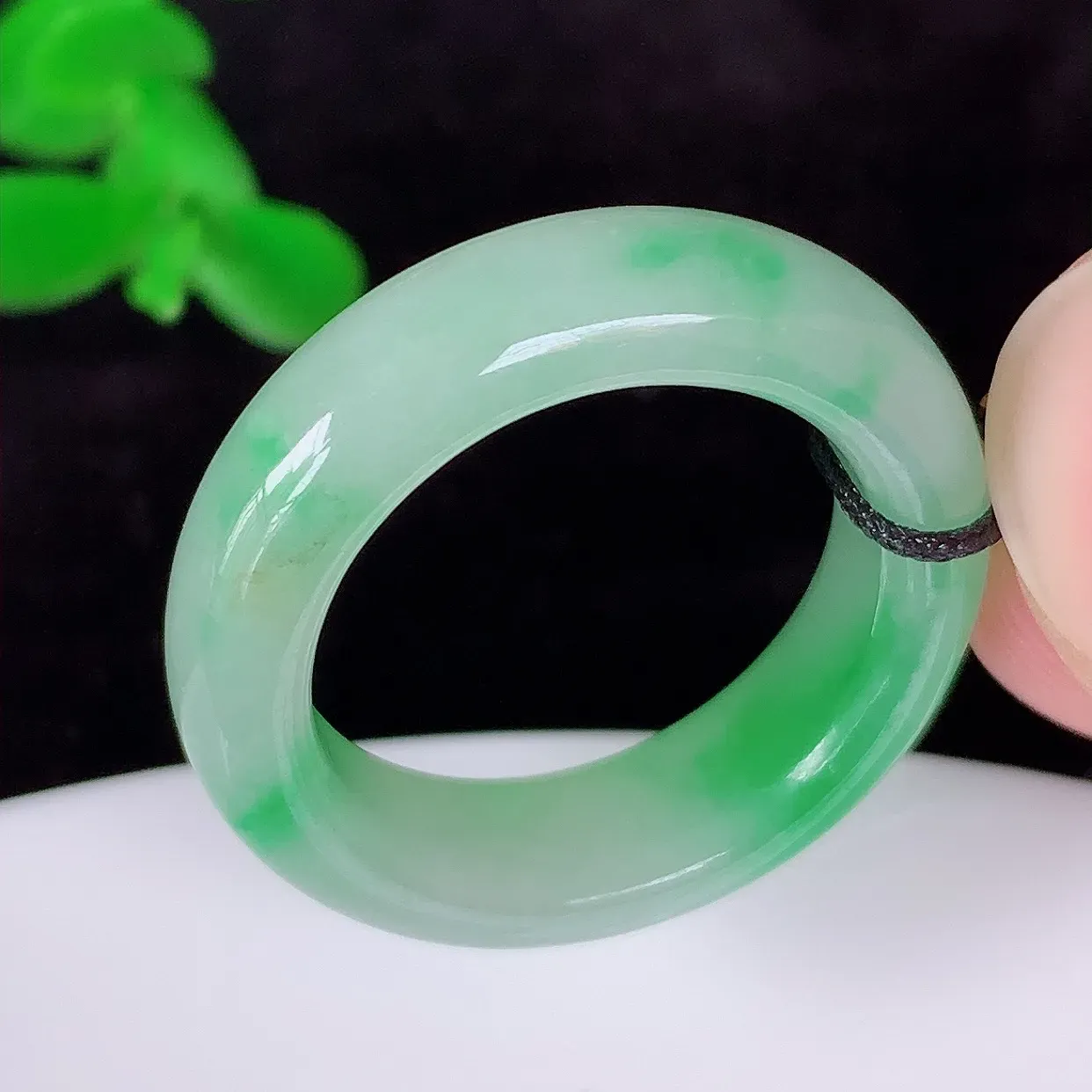 自然光实拍，冰润飘绿17.5mm内径翡翠指环，玉戒指，玉质莹润，好精美好冰润的指环，上手纤巧！#1.19