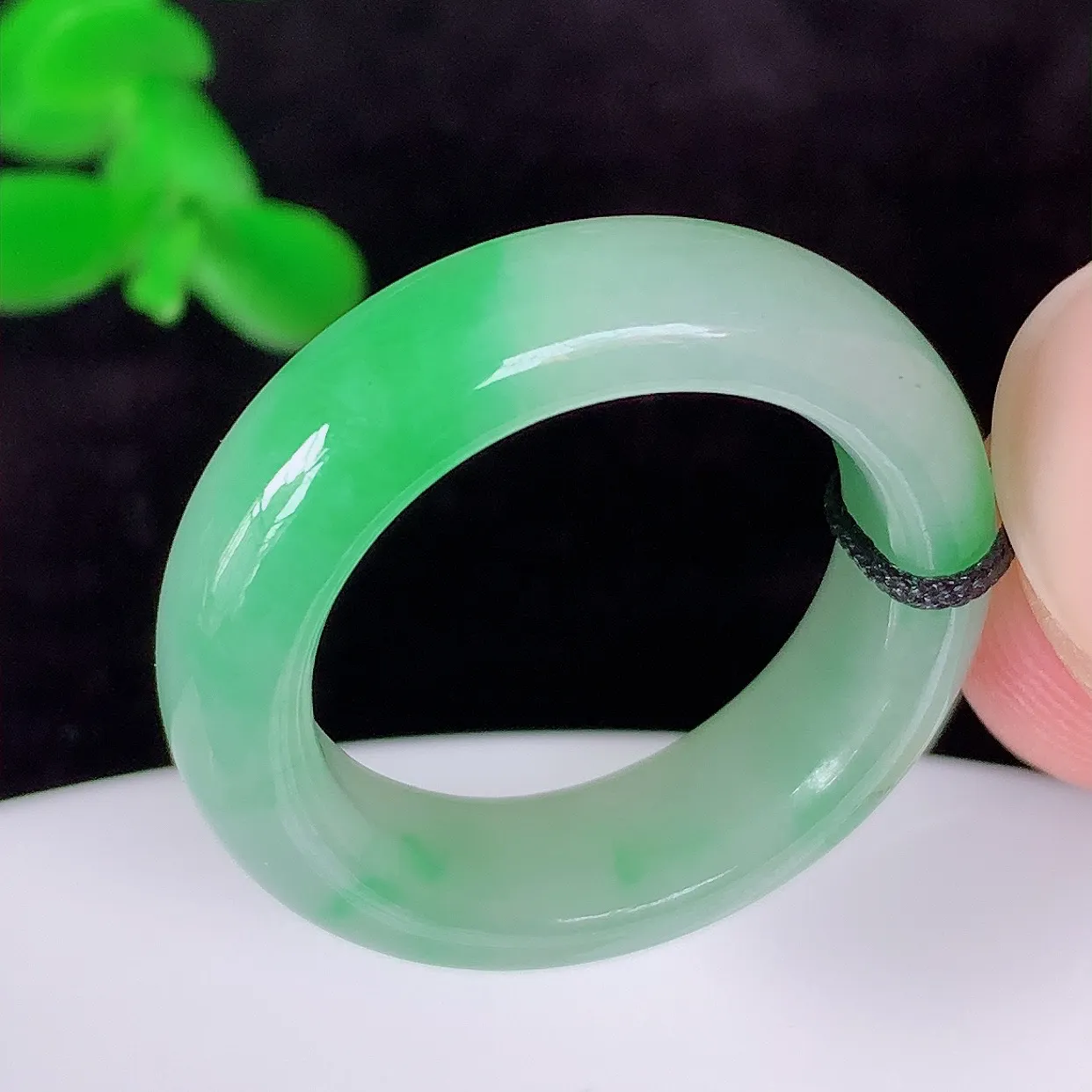 自然光实拍，冰润飘绿17.5mm内径翡翠指环，玉戒指，玉质莹润，好精美好冰润的指环，上手纤巧！#1.