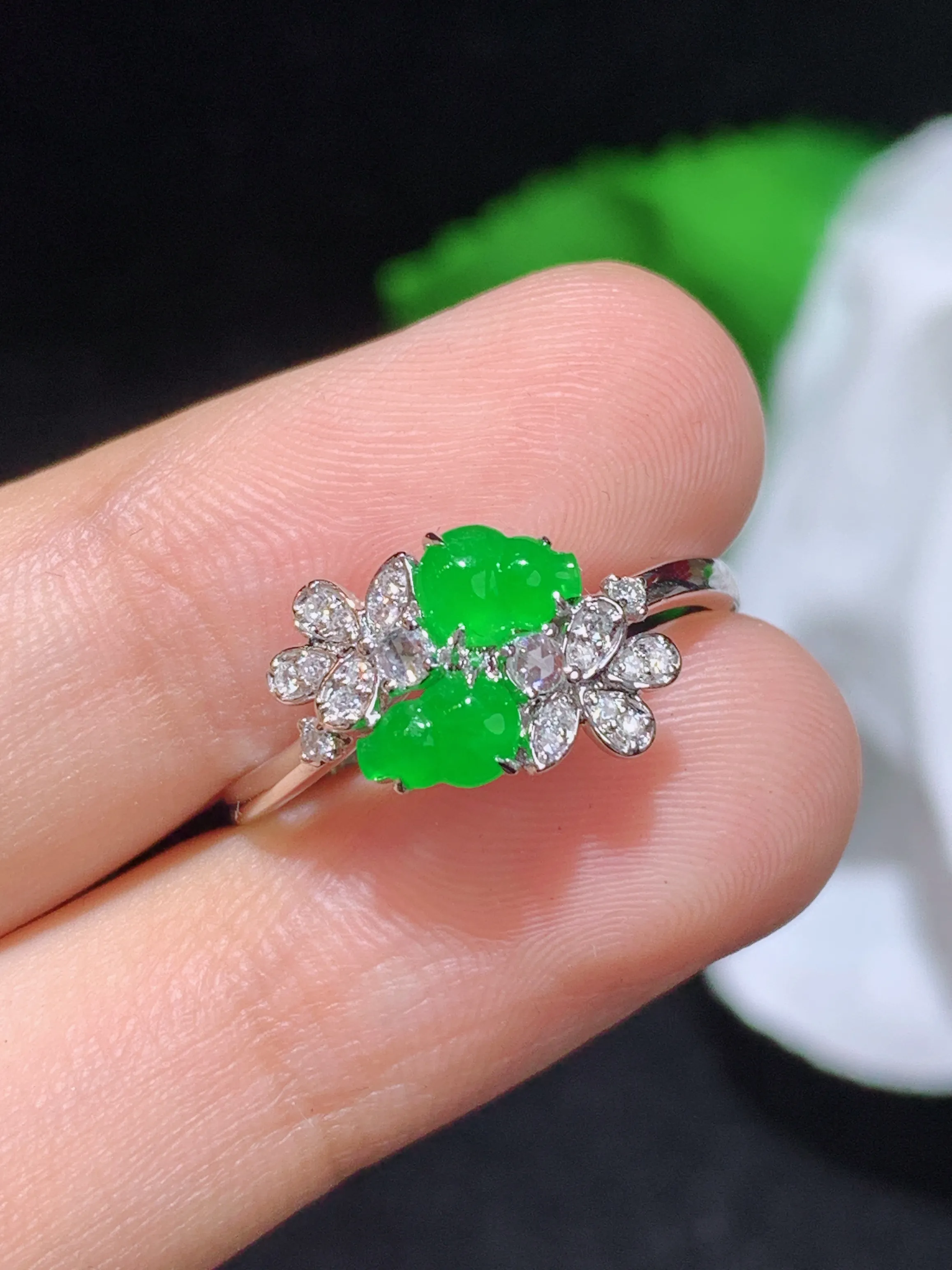 满绿双葫芦戒指，18k金镶嵌，颜色清爽，水润，整体规格：19.3-8.1