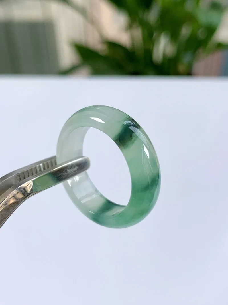 缅甸天然翡翠A货，7冰种起胶飘绿花指环戒指，尺寸：圈口内径17.8mm，宽厚6.4/3.5mm
