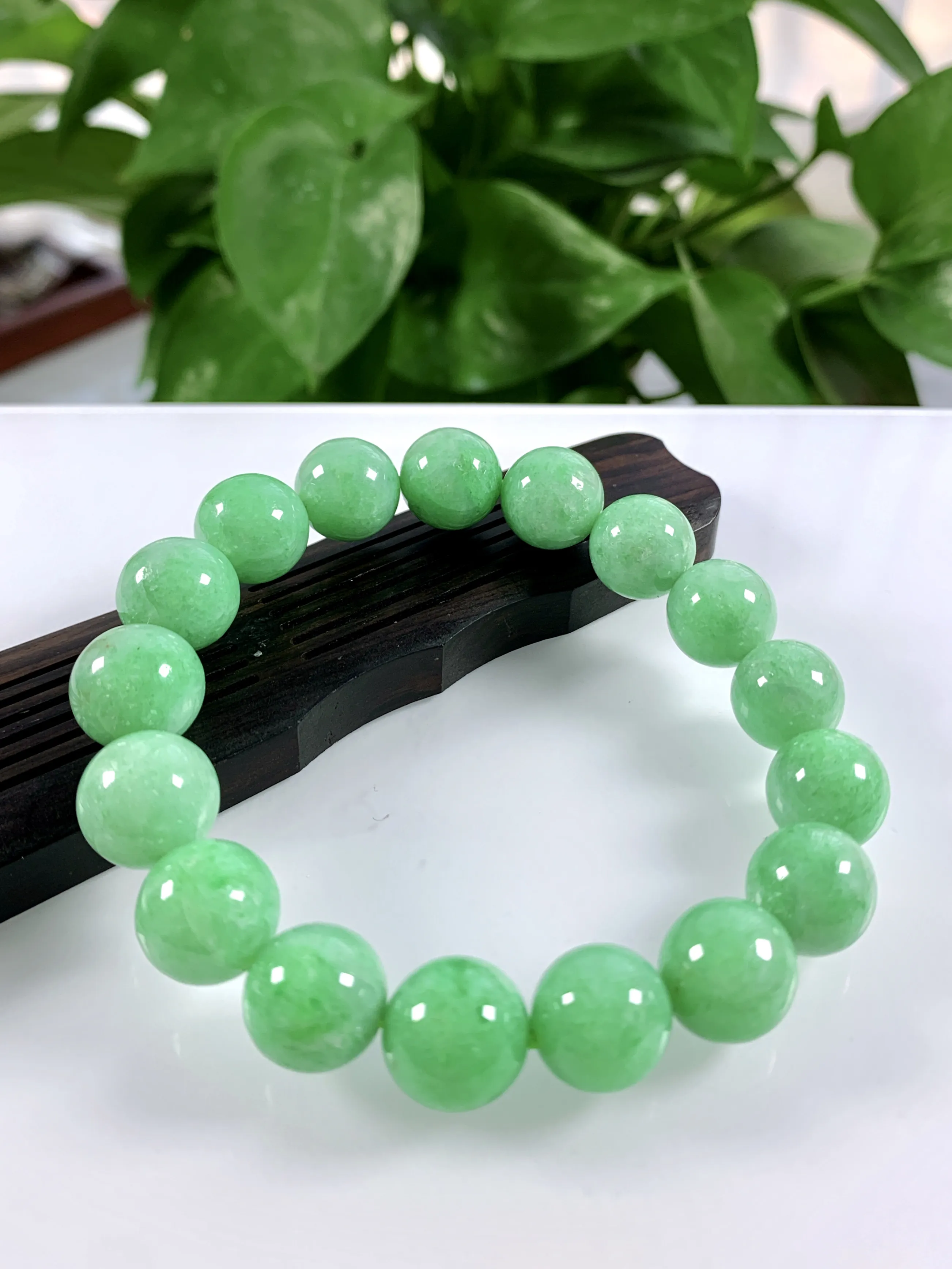缅甸天然翡翠A货，冰润满绿果阳绿圆珠手串手链，尺寸：12mm/17颗，重量：约49.30g
