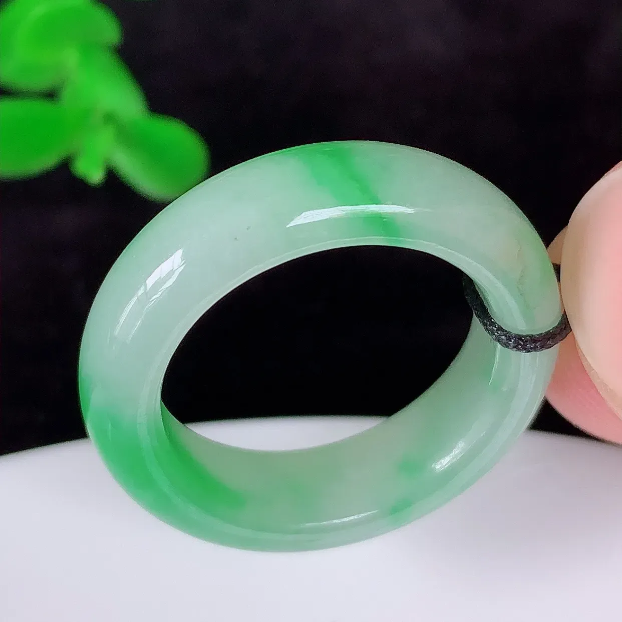 自然光实拍，冰润飘绿17.5mm内径翡翠指环，玉戒指，玉质莹润，好精美好冰润的指环，上手纤巧！#1.19