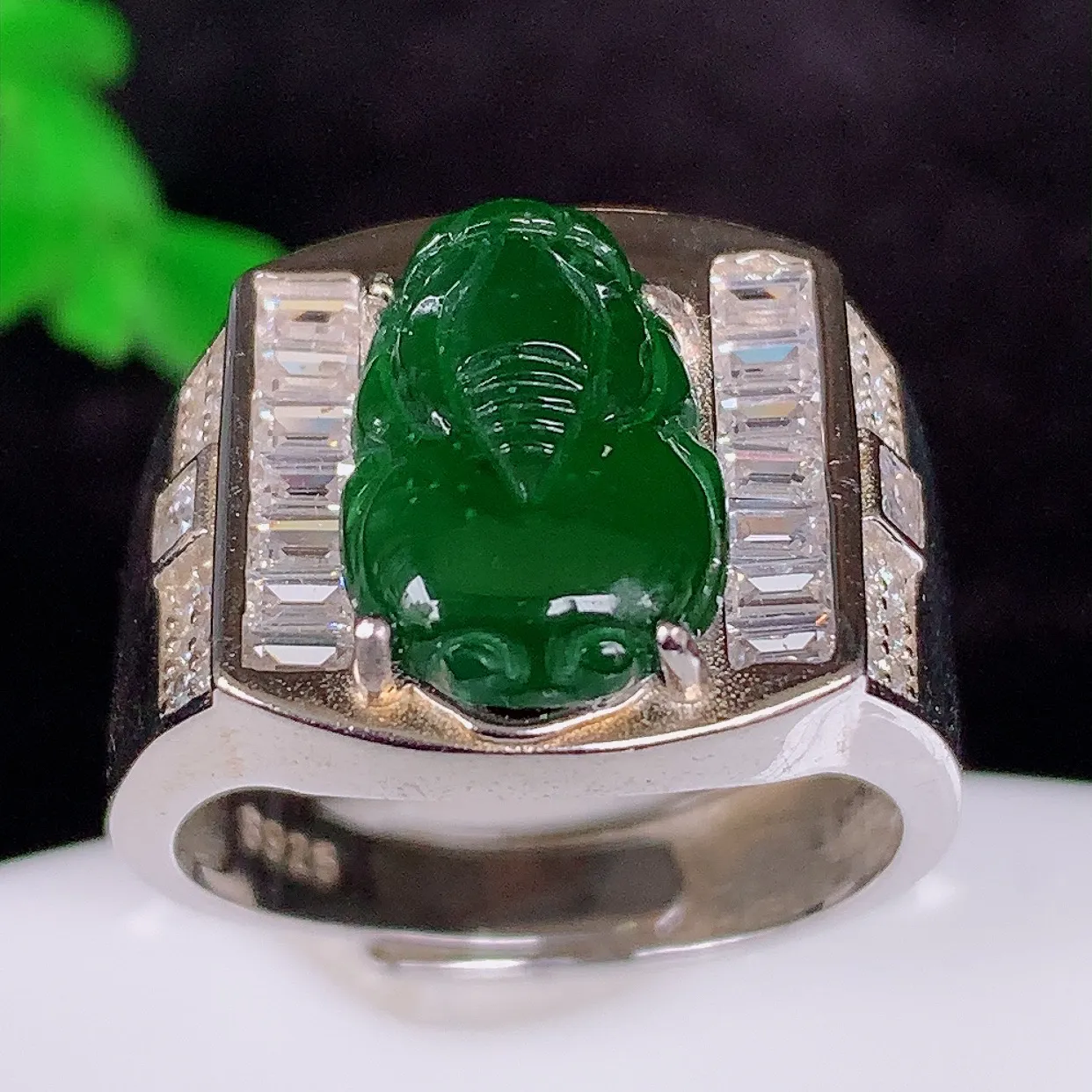 冰透满绿翡翠925银镶嵌貔貅戒指， 自然光实拍，翠色灵动，颜色漂亮，种老水足，品相佳，佩戴佳品！#9