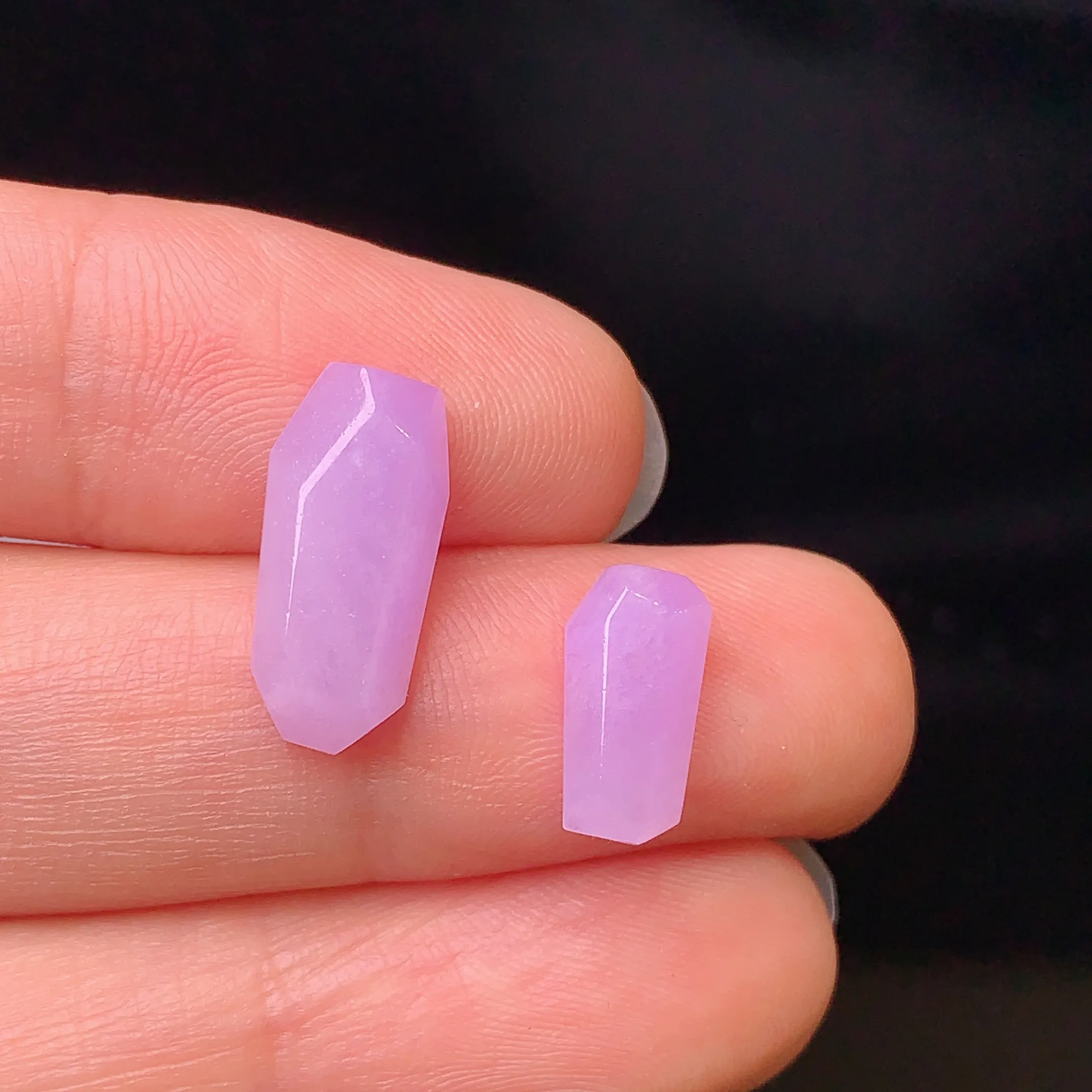 镶嵌款 紫罗兰菱形一对 玉质细腻 水润透亮 色泽艳丽 整体尺寸14.8*7.1*3.5