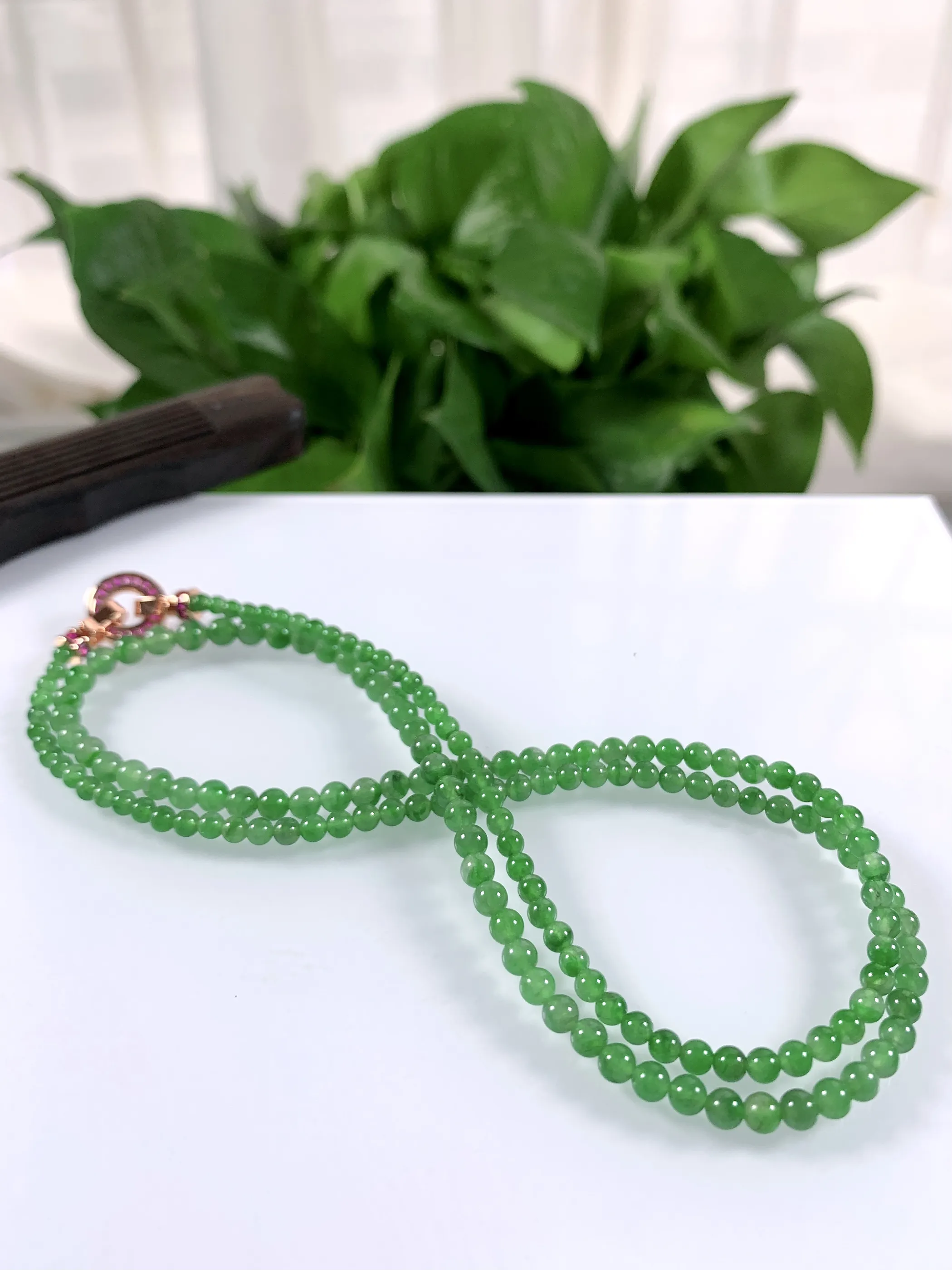缅甸天然翡翠A货，高冰飘绿正阳绿小米珠圆珠项链，尺寸：大珠4.7mm，小珠2.8mm，共163颗，长