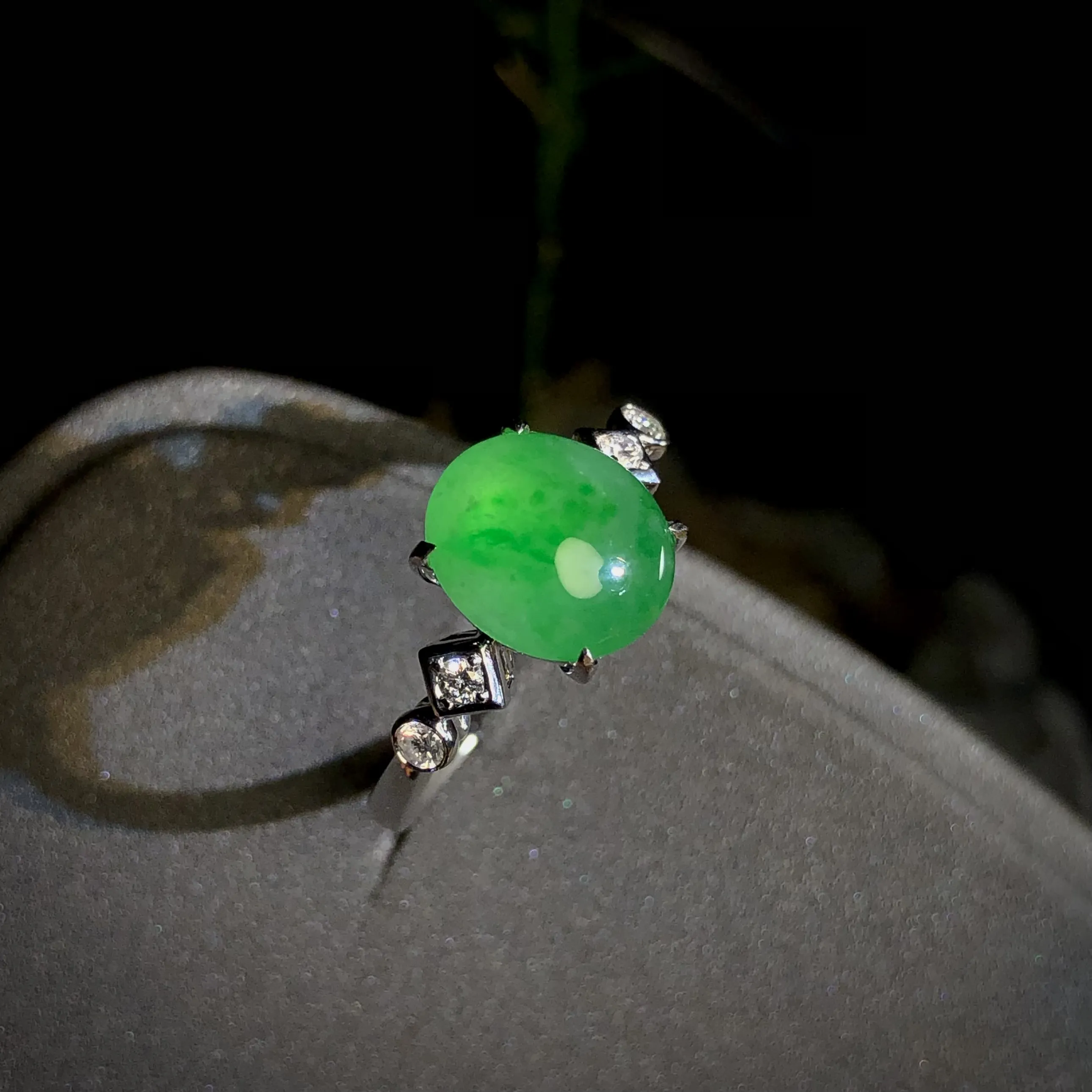 翡翠绿蛋面戒指，裸石9.3-8-4mm，
14#可改，18K金，南非钻，