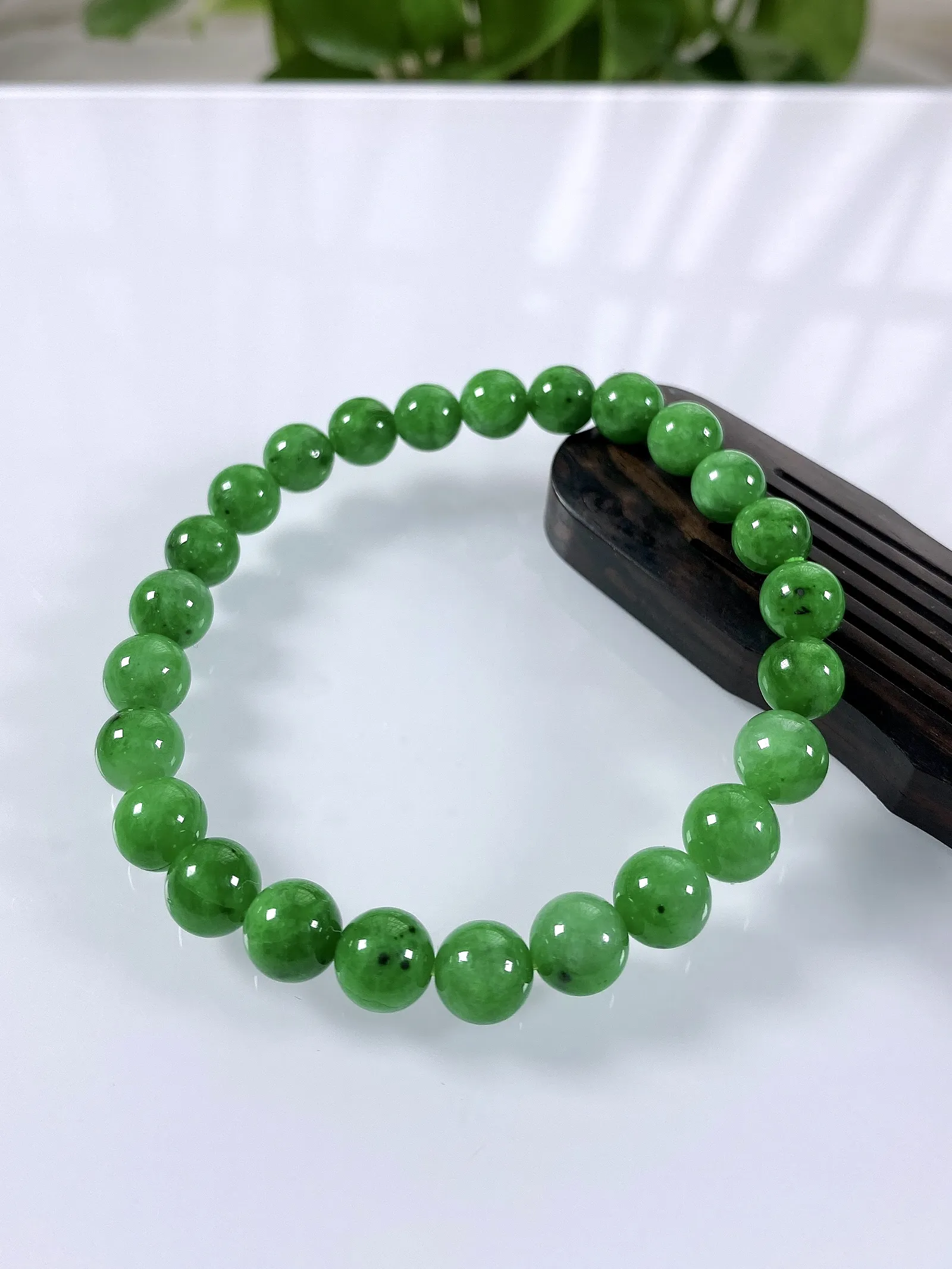 缅甸天然翡翠A货，卡7.5冰润满绿辣阳绿微塔珠圆珠手串手链，尺寸：大珠7.5mm/小珠6.8mm/25颗，重量：16.48g