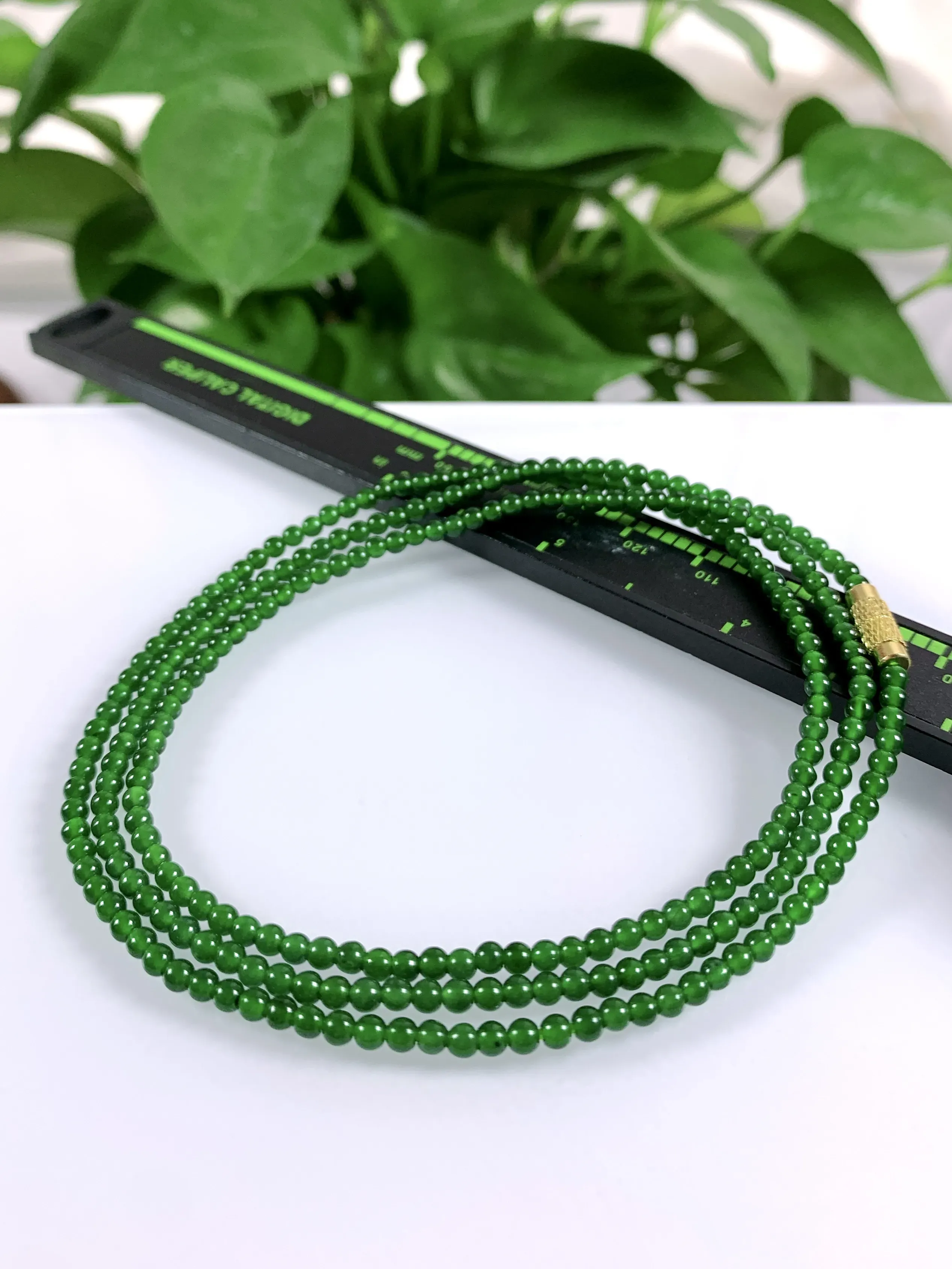天然翡翠A货，高冰起胶满绿小圆珠小米珠项链手链，尺寸：3mm，长度约690mm，重量：约11.10g
