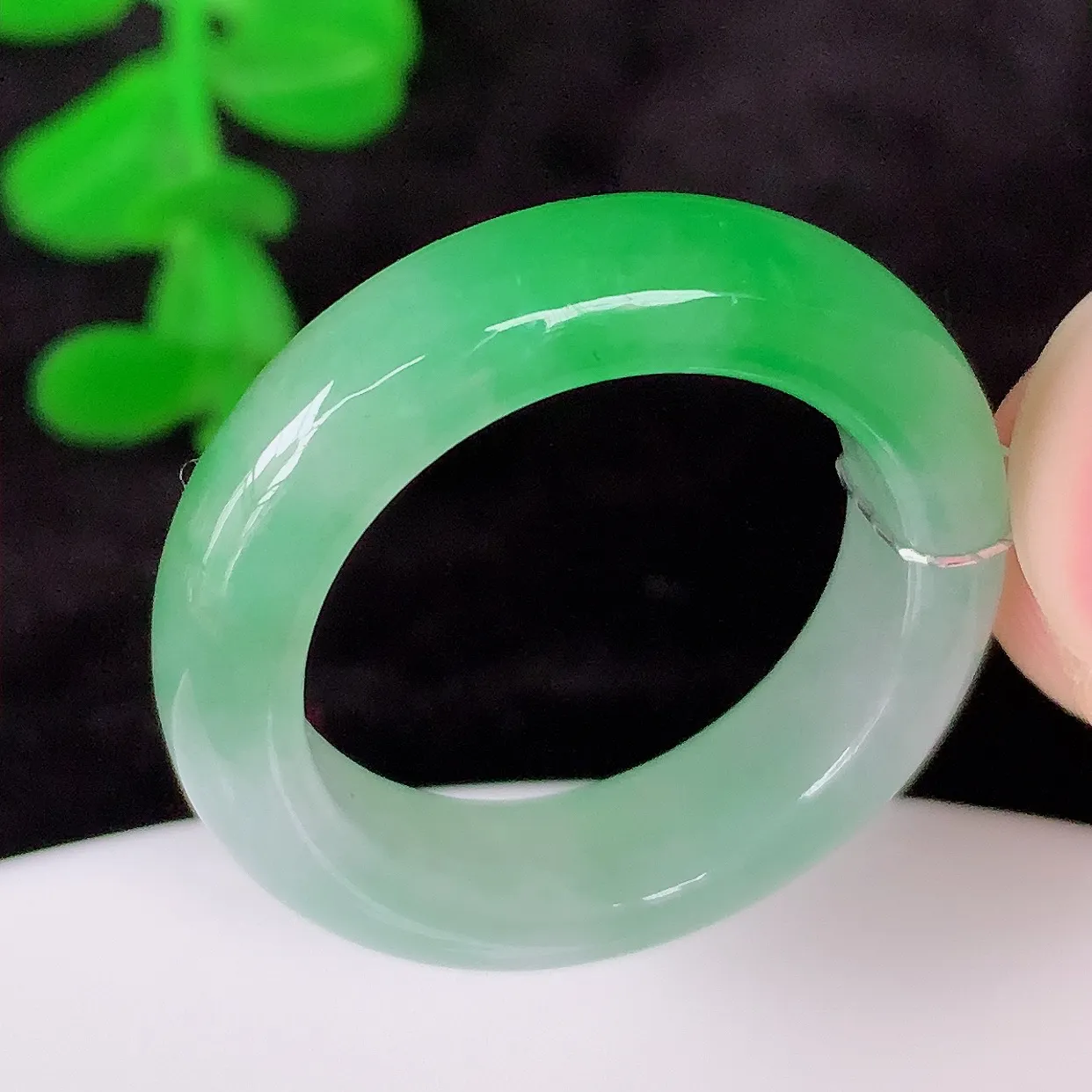 自然光实拍，冰飘绿18.5mm内径翡翠指环，玉戒指，玉质莹润，好精美好冰润的指环，18圈口，上手纤巧！#94.21