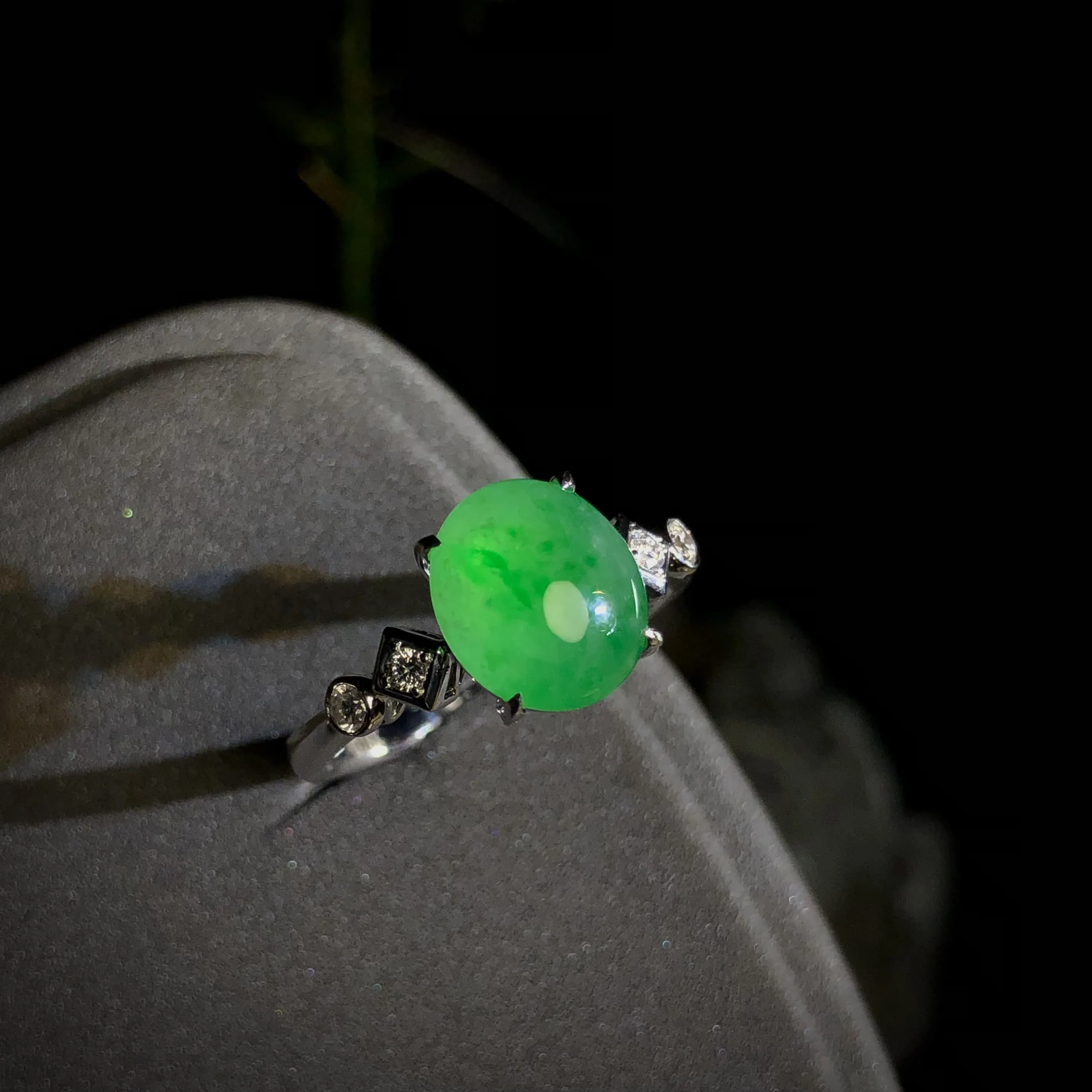 翡翠绿蛋面戒指，裸石9.3-8-4mm，
14#可改，18K金，南非钻，