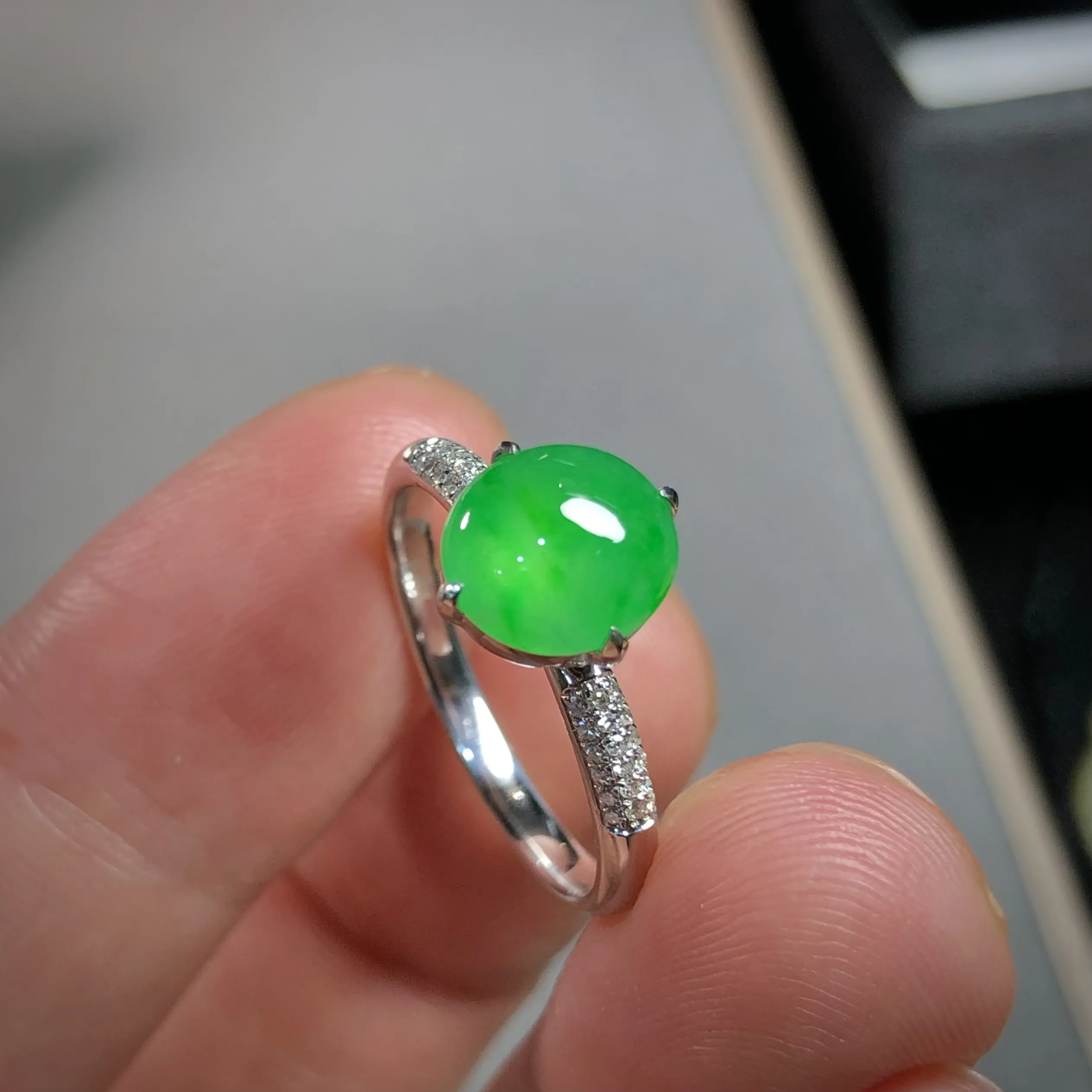 绿戒指，裸石8.2-7.5-3.5mm，
13.5#，18K金，南非钻，