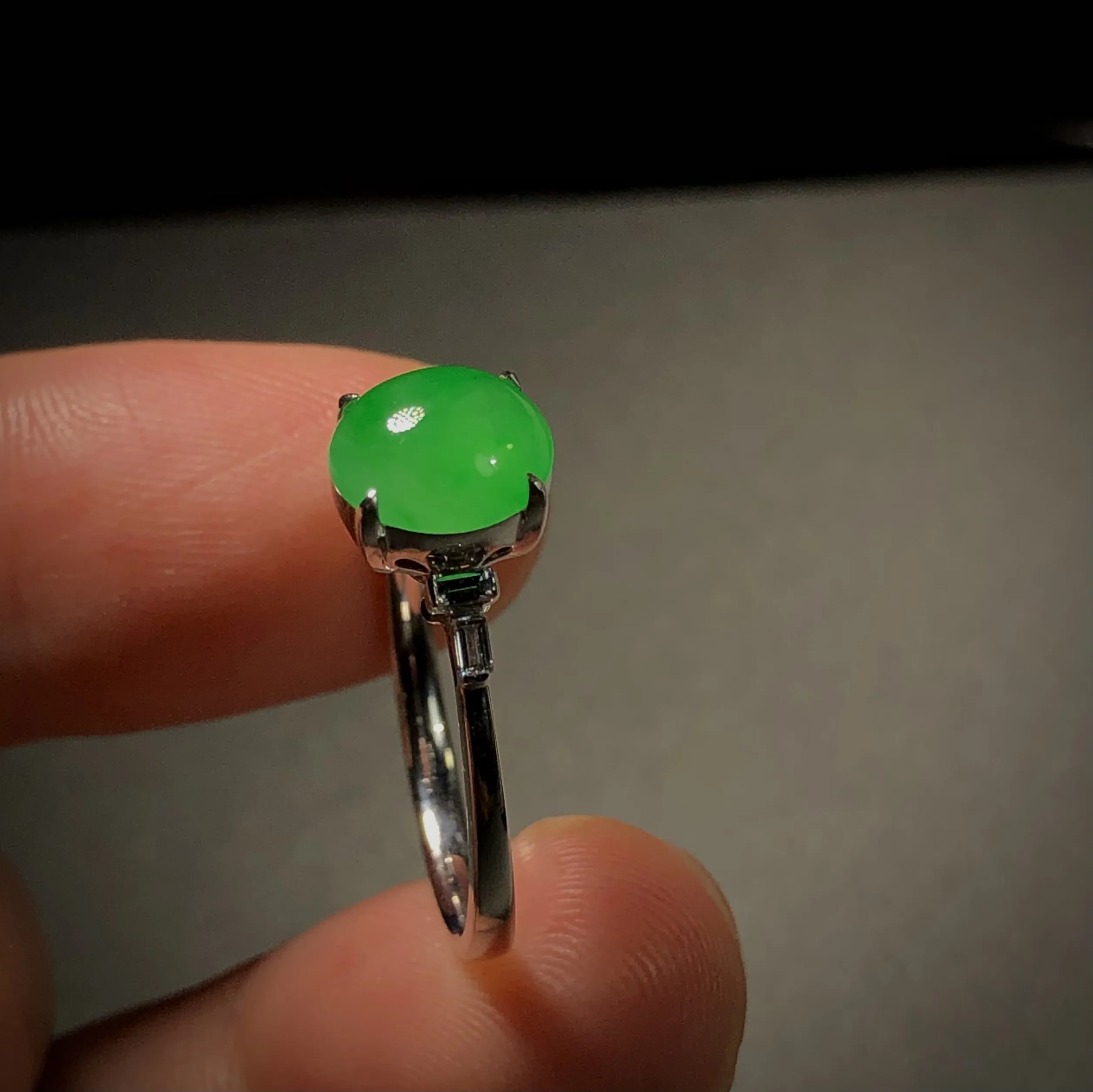绿戒指，裸石8-7.2-3.6mm,
14.5#，18K金，南非钻，