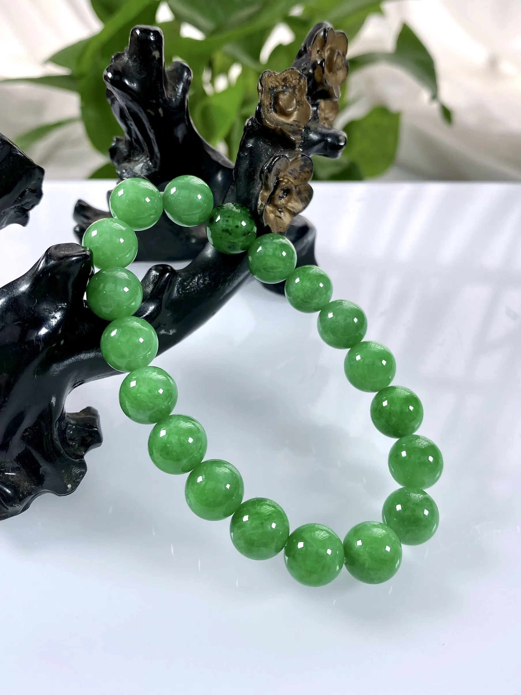 缅甸天然翡翠A货，卡9.6冰润满绿浓阳绿圆珠手串手链，尺寸：9.6mm/19颗，重量：29.00g
