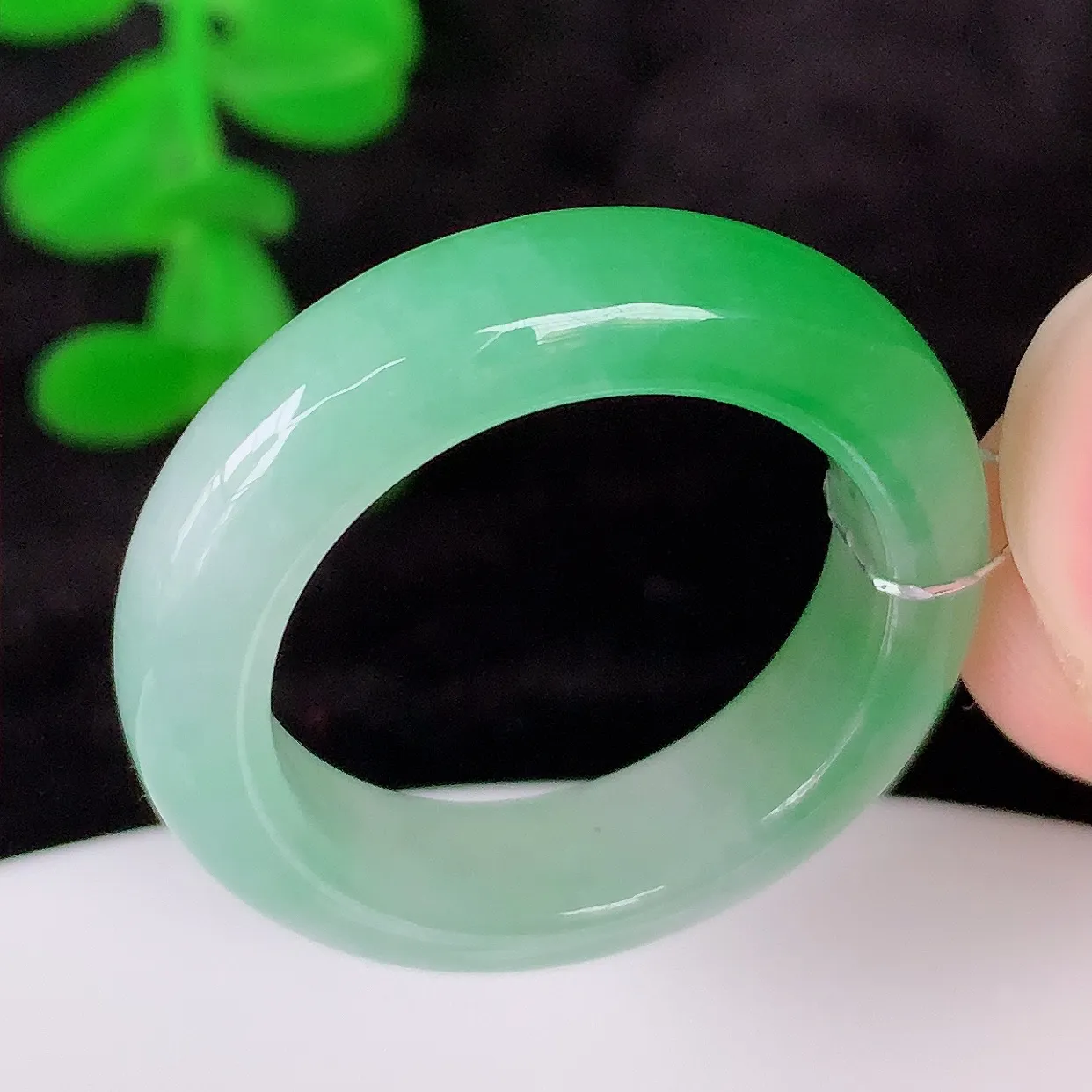 自然光实拍，冰飘绿18.5mm内径翡翠指环，玉戒指，玉质莹润，好精美好冰润的指环，18圈口，上手纤巧！#94.21