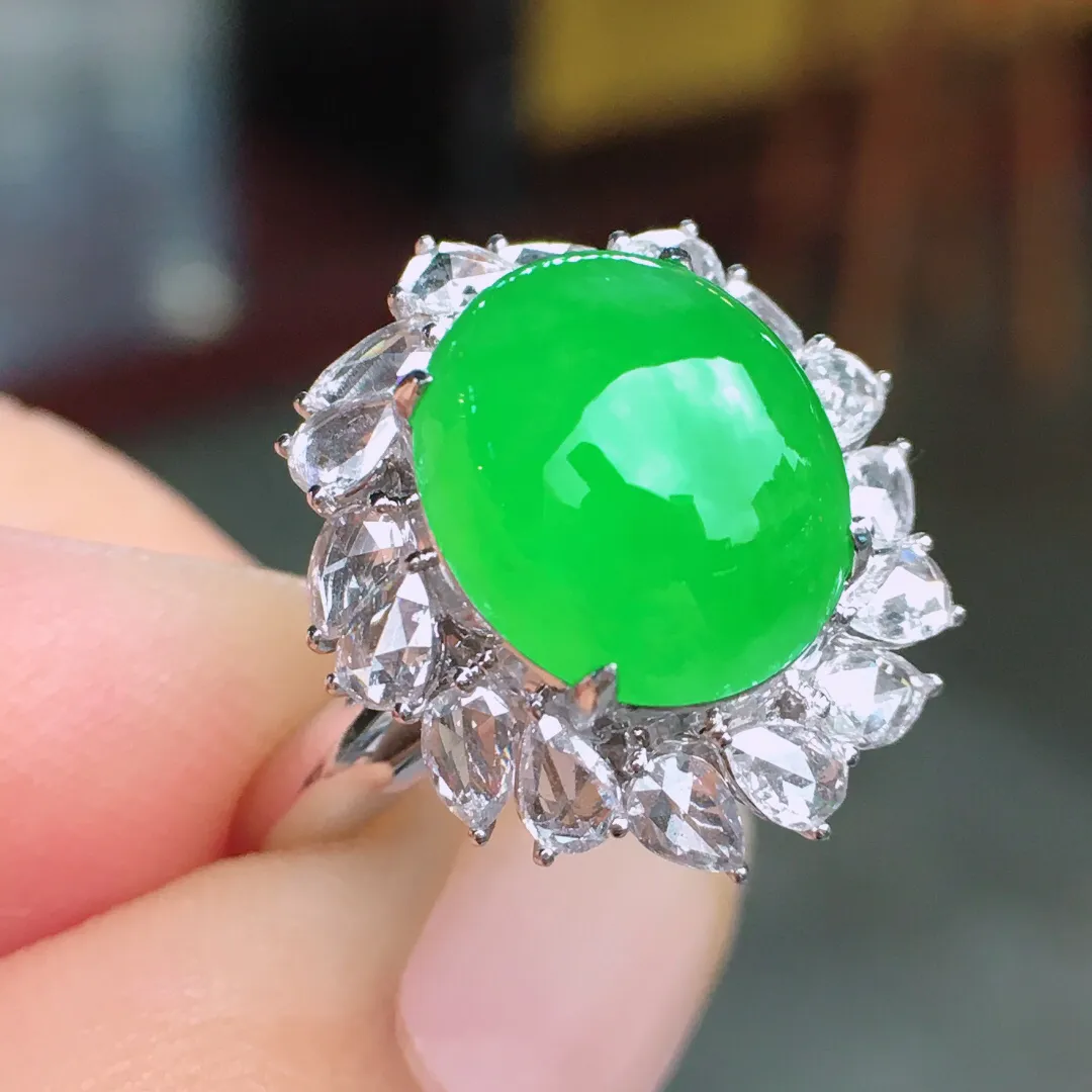 冰正阳绿蛋面戒指，翠色明媚娇艳，荧光感超
强，饱满水润，上手气质满满。18k
金豪华镶嵌