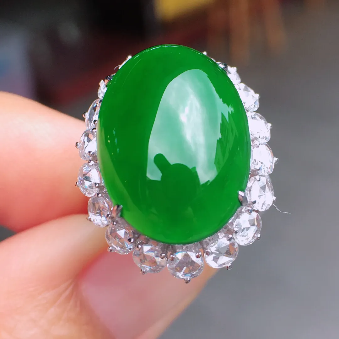 冰阳绿蛋面戒指，翠色明媚娇艳，荧光感超
强，饱满水润，上手气质满满。18k
金豪华镶嵌