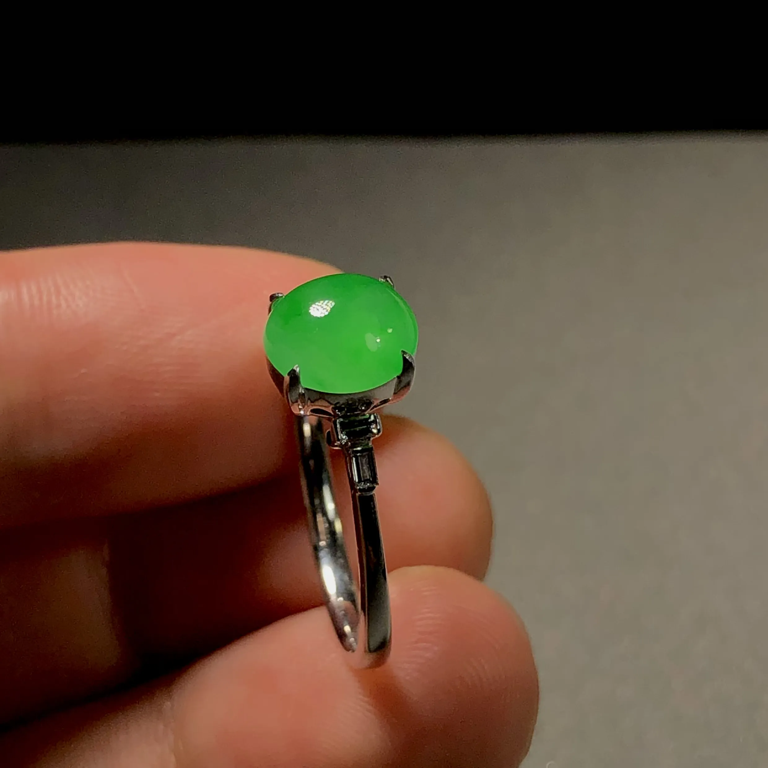 绿戒指，裸石8-7.2-3.6mm,
14.5#，18K金，南非钻，