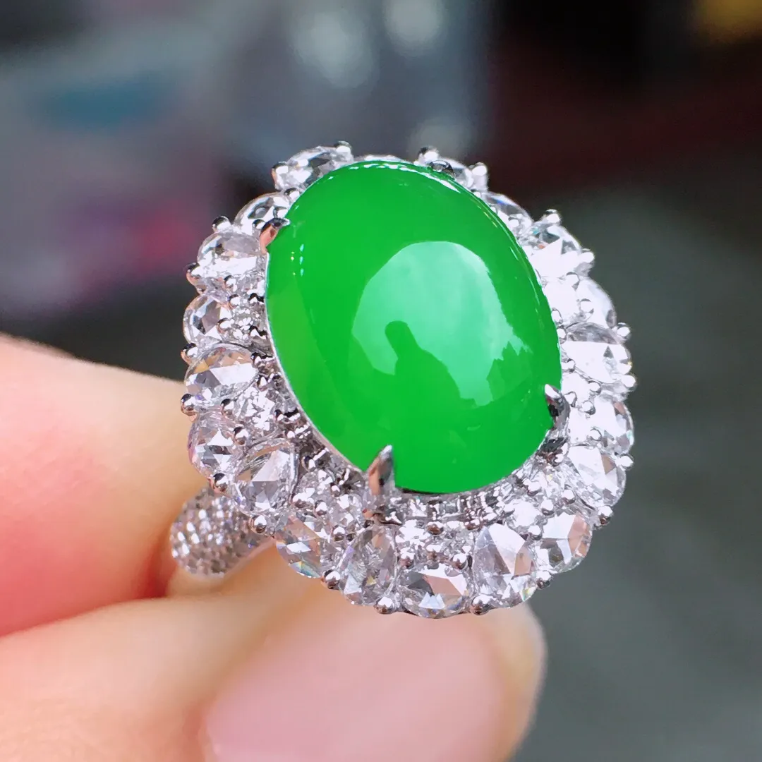 冰阳绿蛋面戒指，翠色明媚娇艳，荧光感超
强，饱满水润，上手气质满满。18k
金豪华镶嵌