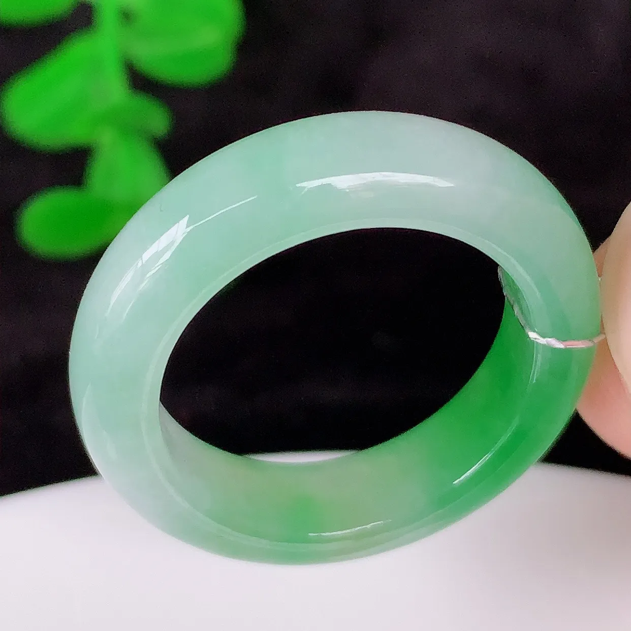 自然光实拍，冰飘绿18.5mm内径翡翠指环，玉戒指，玉质莹润，好精美好冰润的指环，18圈口，上手纤巧