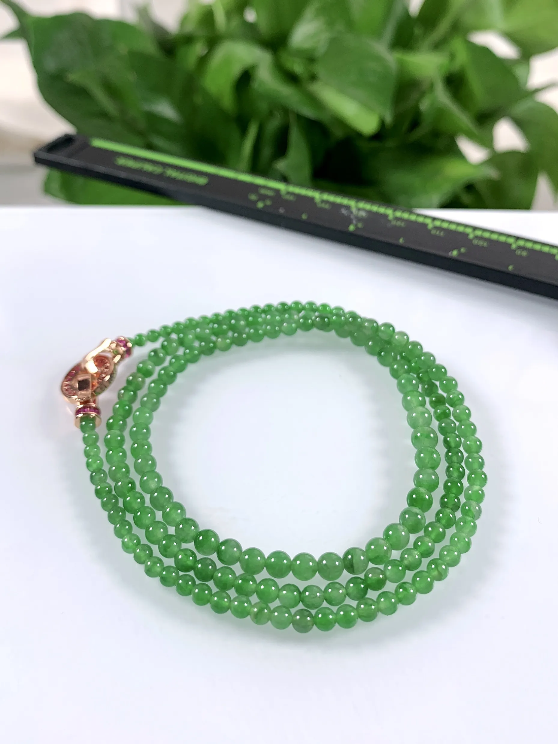 缅甸天然翡翠A货，高冰飘绿正阳绿小米珠圆珠项链，尺寸：大珠4.7mm，小珠2.8mm，共163颗，长度560mm，重量：14.66g