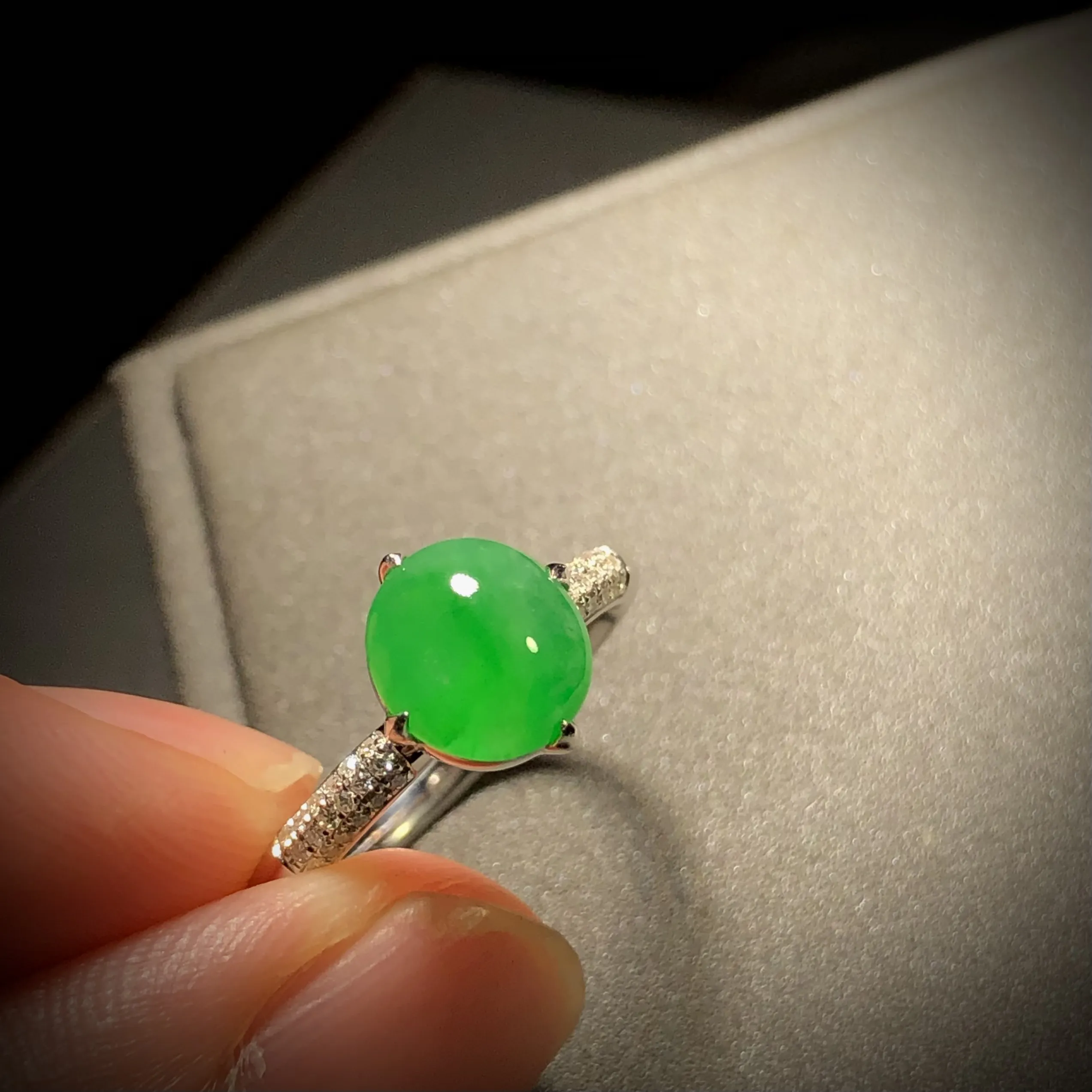 绿戒指，裸石8-7.2-3.8mm，13.5#，
18K金，南非钻，