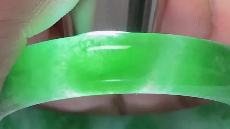 自然光实拍，52-53mm 冰润满绿翡翠手镯，玉质冰润细腻，种水足，料子老，质感好，冰清玉洁，佩戴效果迷人，W31.421 尺寸：52.5-10.6-8.2mm