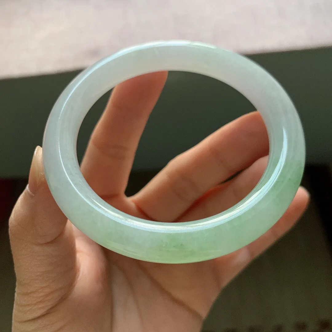 老坑冰润飘绿圆条翡翠手镯，尺寸:56.7-9.4-9.3mm，无纹裂，适合56-57圈口。