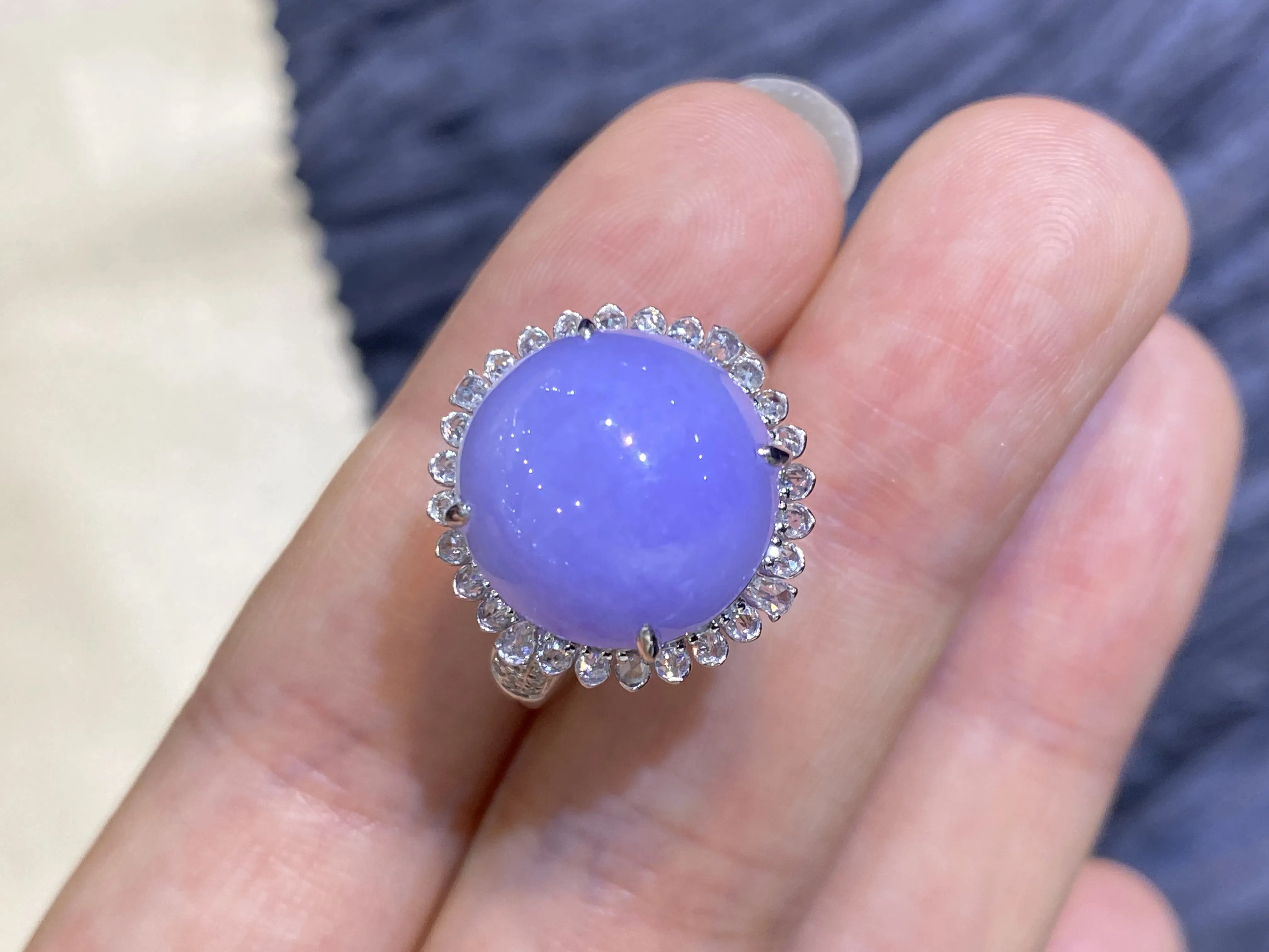 紫罗兰蛋面戒指，18k金镶嵌，玉质圆润，品相佳，颜色靓丽，精致新颖，佩戴时尚出众，整体尺寸：17.4-10.5毫米，圈口：14.5
