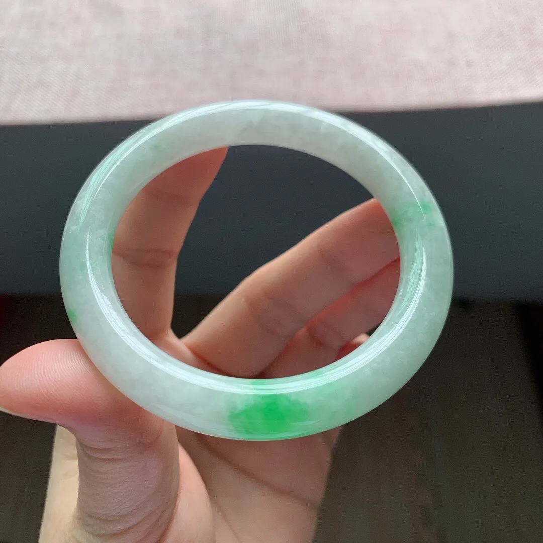 老坑冰润飘阳绿圆条翡翠手镯，尺寸55.8-9.6-10mm，适合55-56圈口。