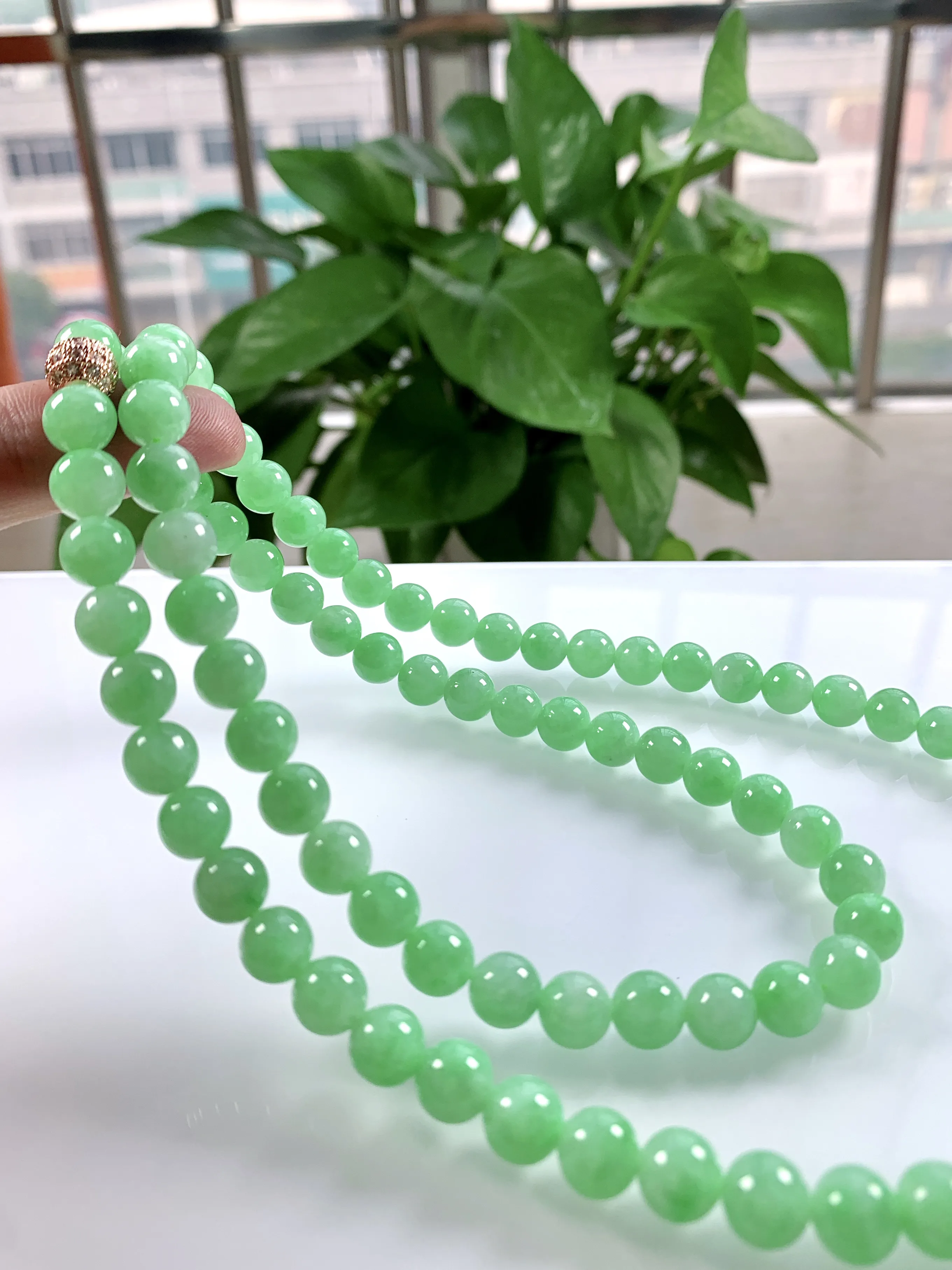 缅甸天然翡翠A货，冰糯种满绿阳绿项链手链，尺寸：7.8mm/88颗，重量：约75g