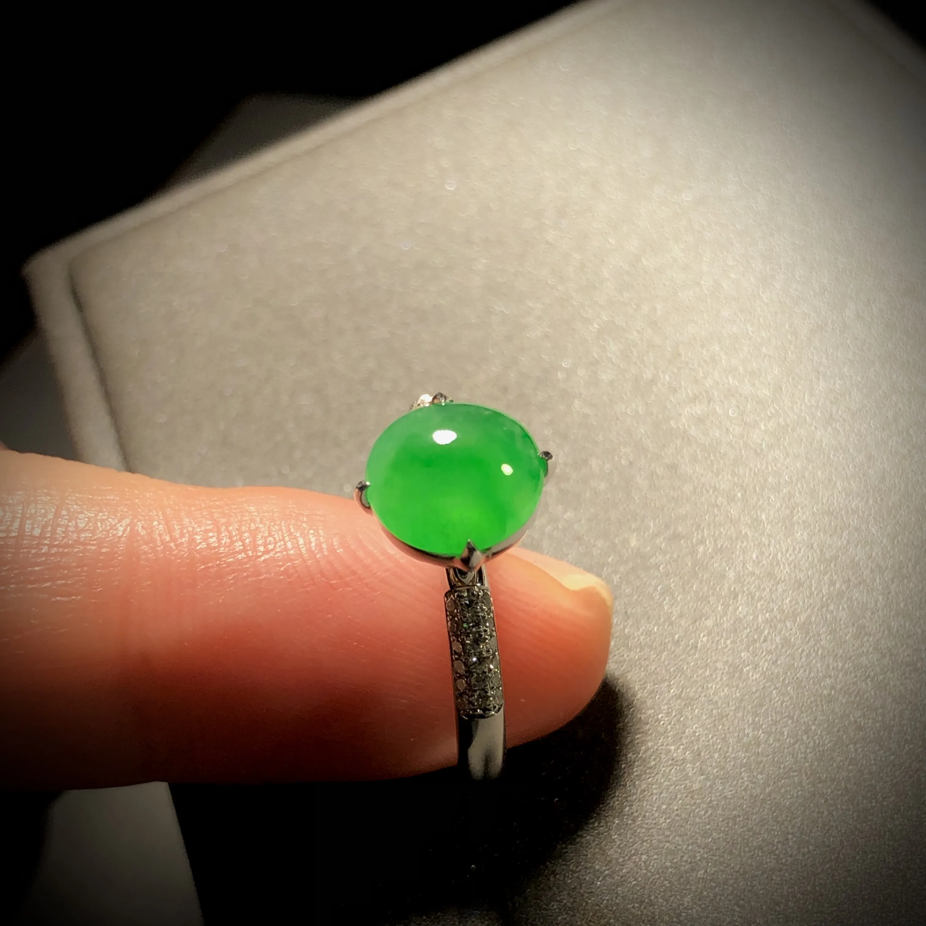 绿戒指，裸石8-7.2-3.8mm，13.5#，
18K金，南非钻，