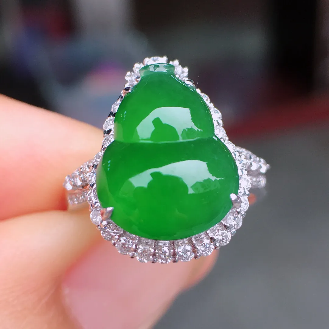 冰阳绿葫芦戒指，翠色明媚娇艳，荧光感超
强，饱满水润，上手气质满满。18k
金豪华镶嵌