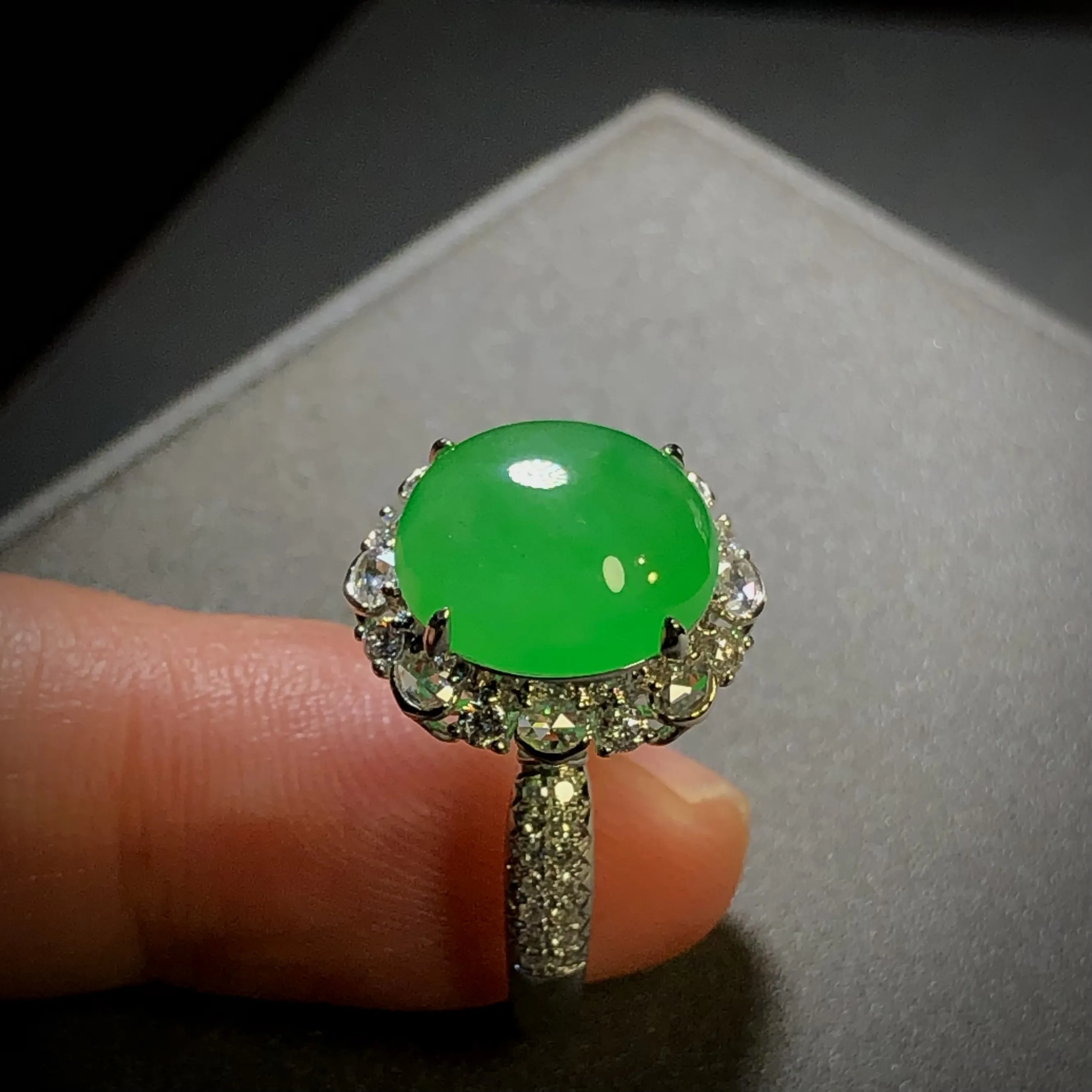 饱满绿戒指，裸石11.5-10.6-6mm，
14#，18K金，南非钻，