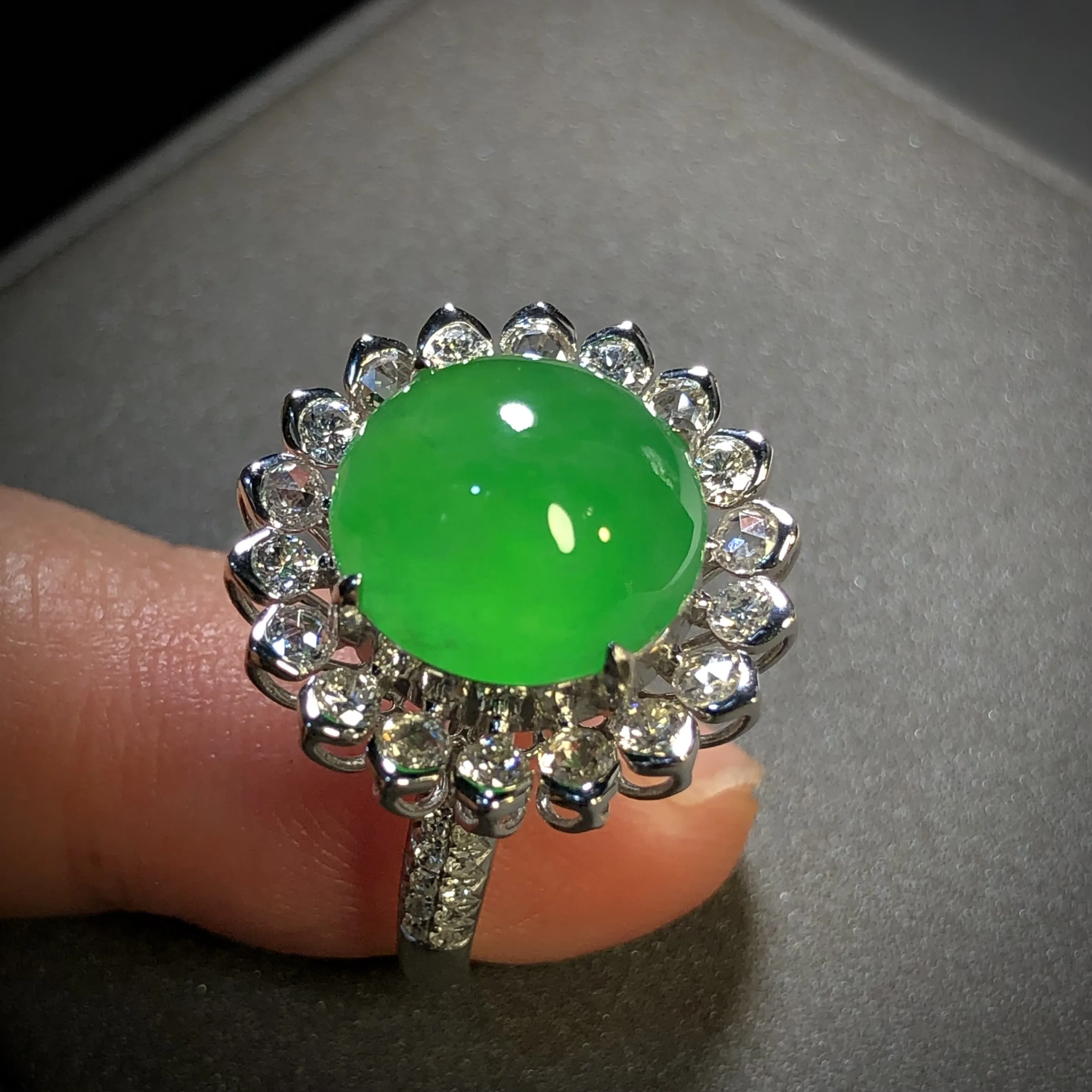 高质量阳绿翡翠绿蛋面戒指，
裸石12-12-6mm，
13.5#，18K金，南非钻，