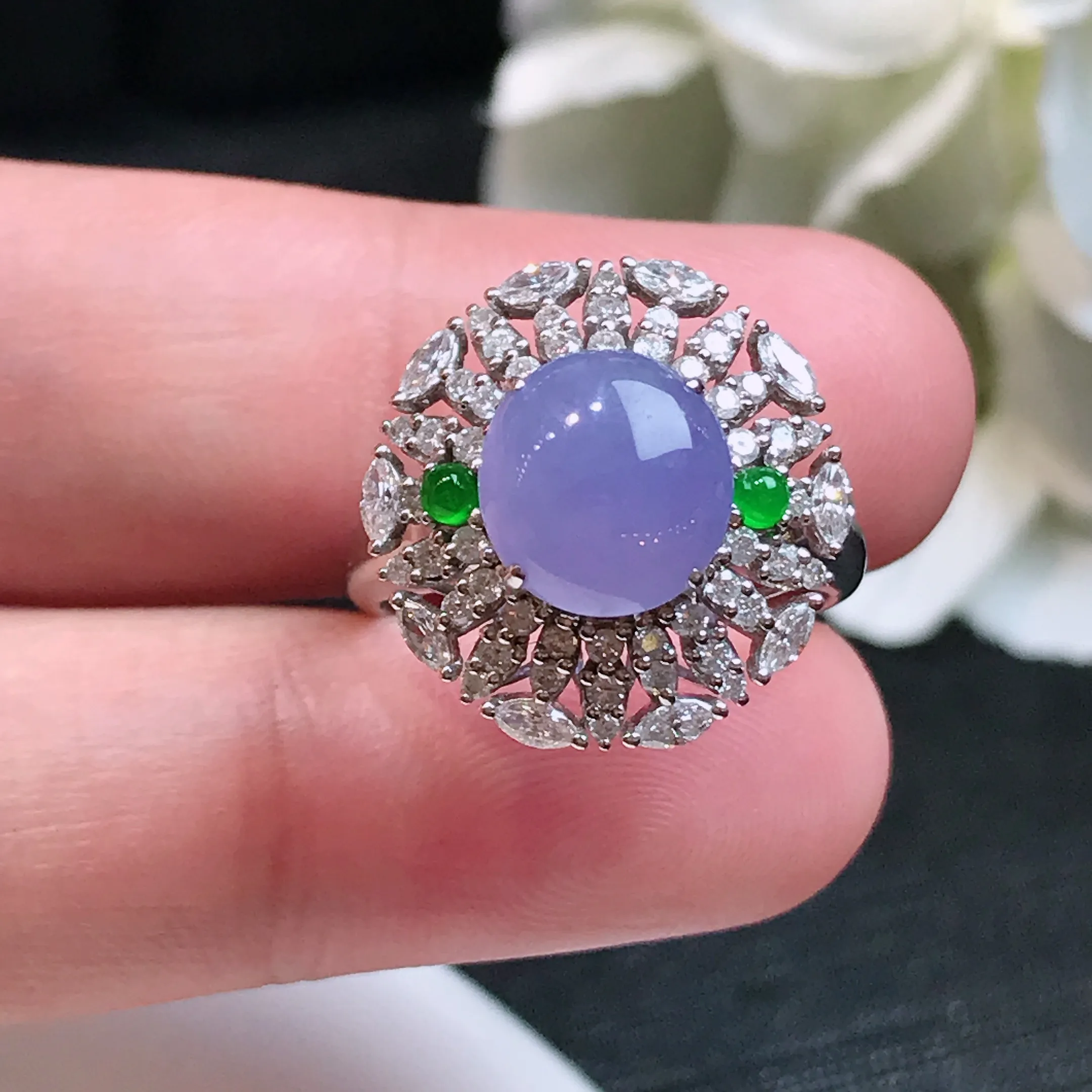 严选推荐戒指，老坑冰种紫罗兰戒指，18k金钻镶嵌而成，简约时尚，品相佳，佩戴效果佳，尽显气质。