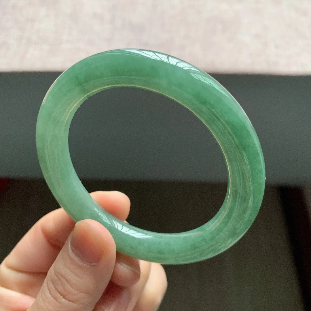 老坑冰润飘绿圆条翡翠手镯，尺寸:53.6-10.1-9.9mm，适合53-54圈口。