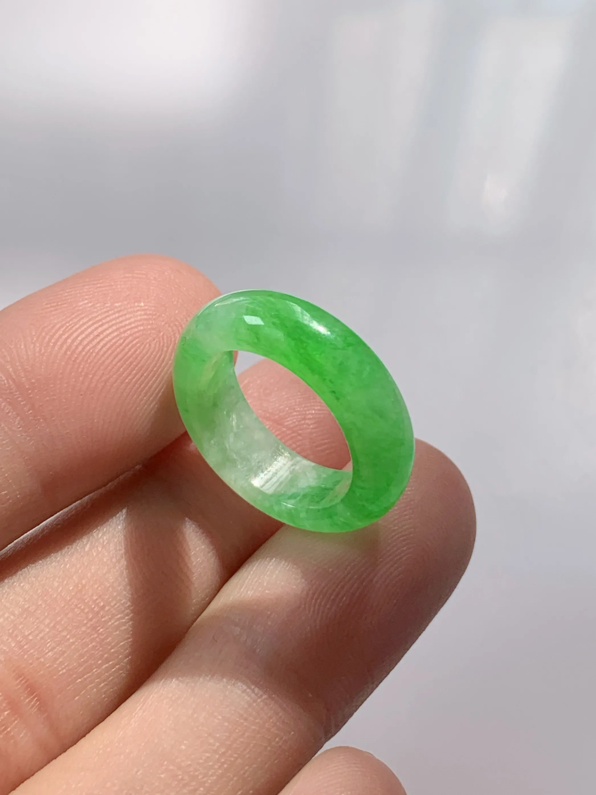 缅甸天然翡翠A货，冰种起胶满绿阳绿指环戒指，尺寸：圈口内径15.7mm，宽厚6.1/3.7mm，