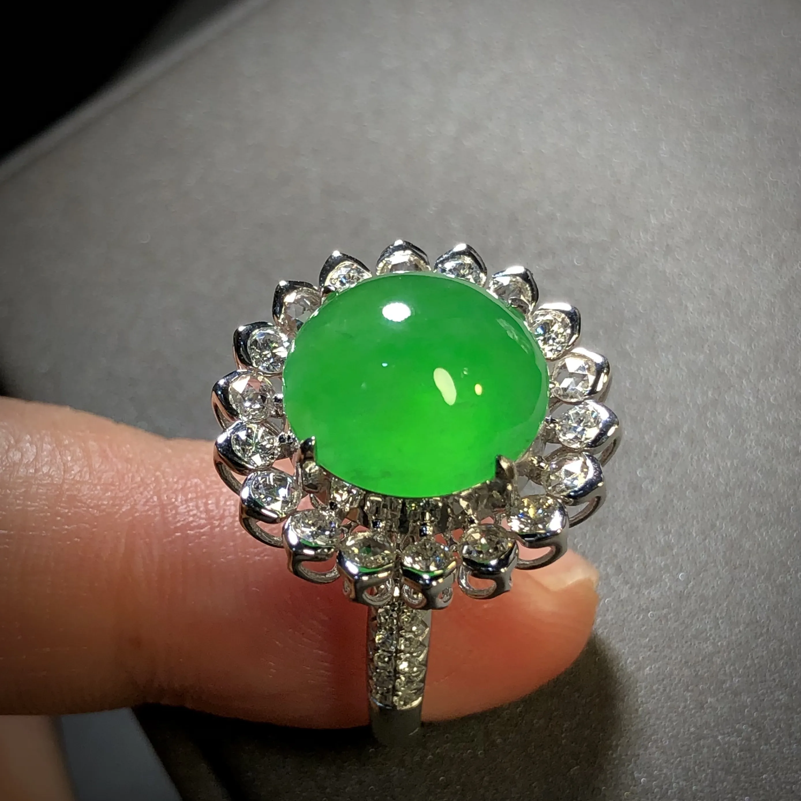 高质量阳绿翡翠绿蛋面戒指，
裸石12-12-6mm，
13.5#，18K金，南非钻，