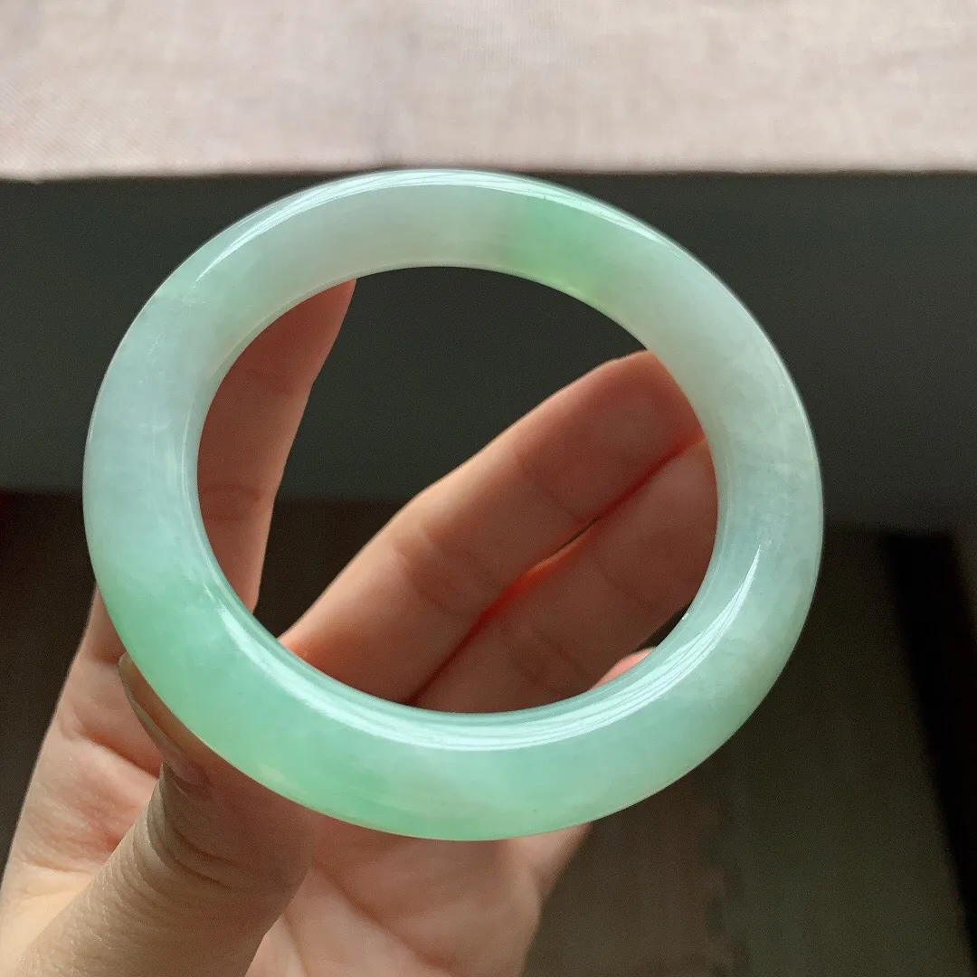 老坑冰润飘绿胖圆条翡翠手镯，尺寸:54.8-10.8-11mm，棉纹，适合54-55圈口。