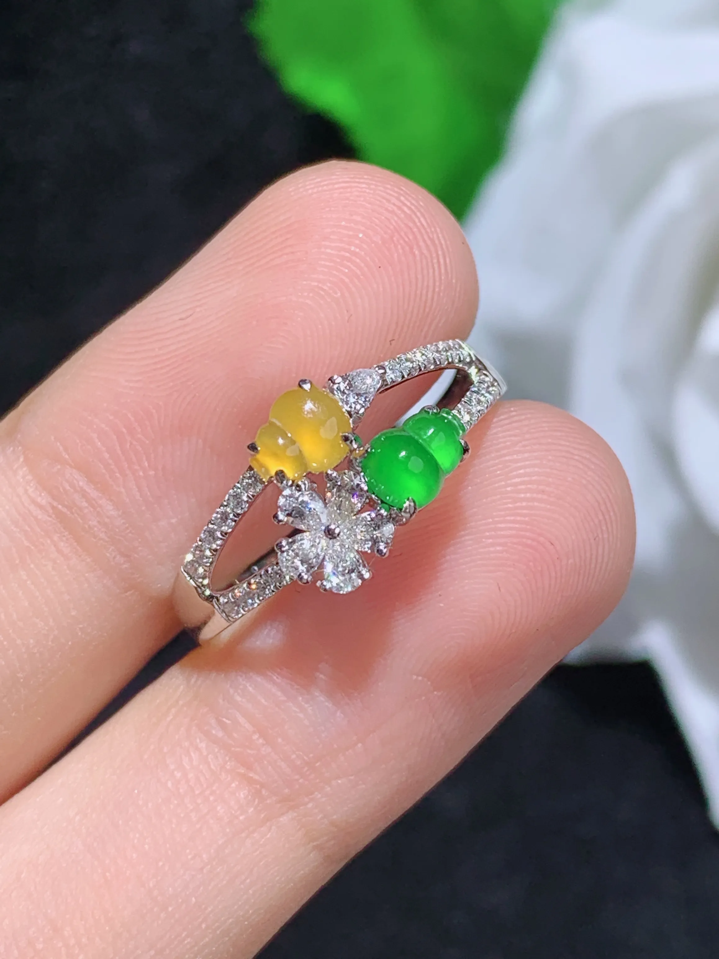 满绿葫芦戒指，18k金镶嵌，颜色清爽，水润，整体规格：19.3-8